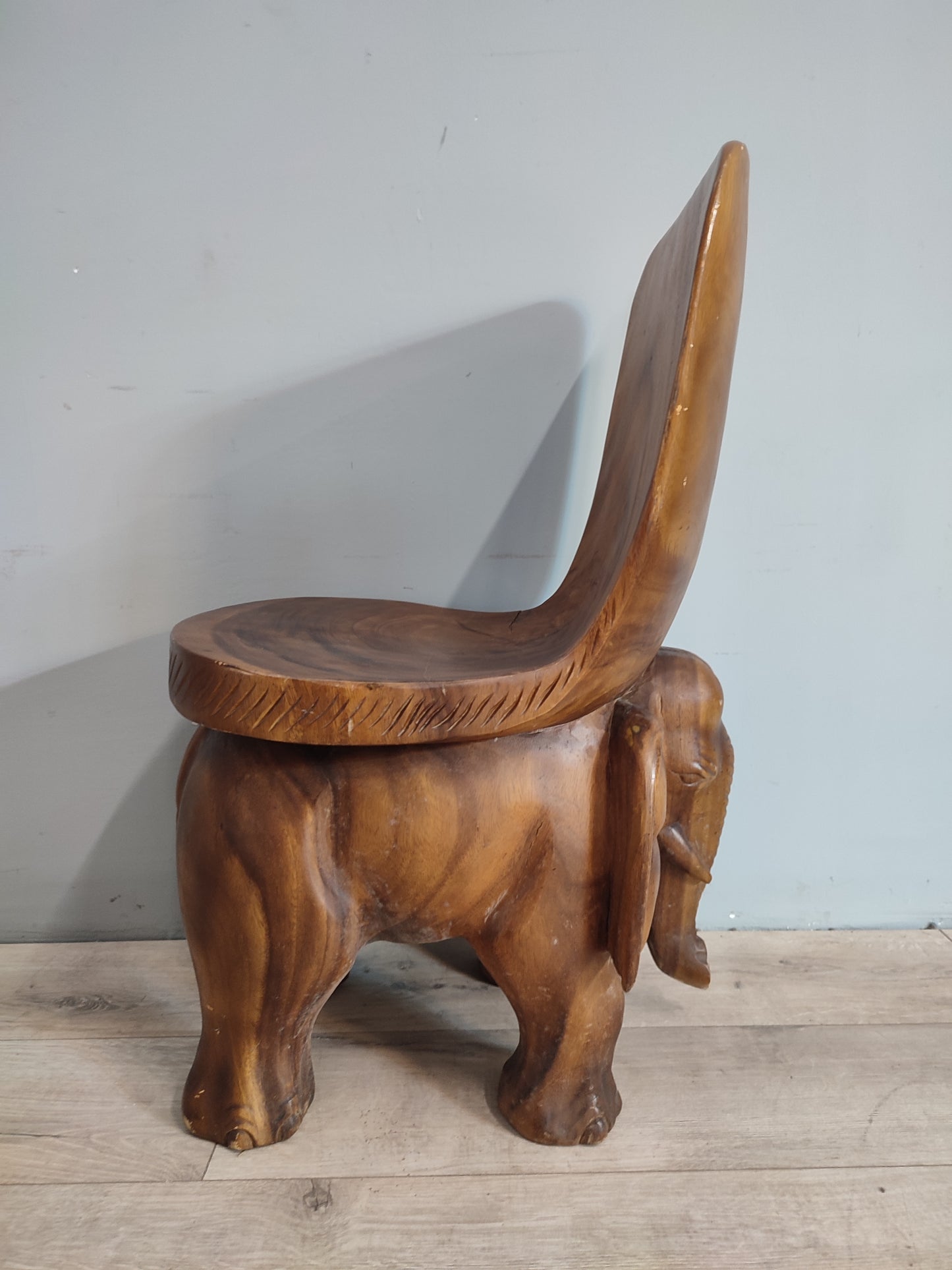 63625 Sedia in legno intagliato con elefante
