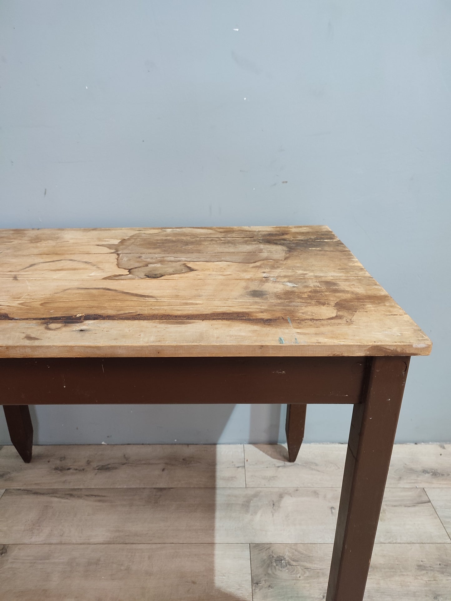 63925 Tavolo rustico in legno con base marrone