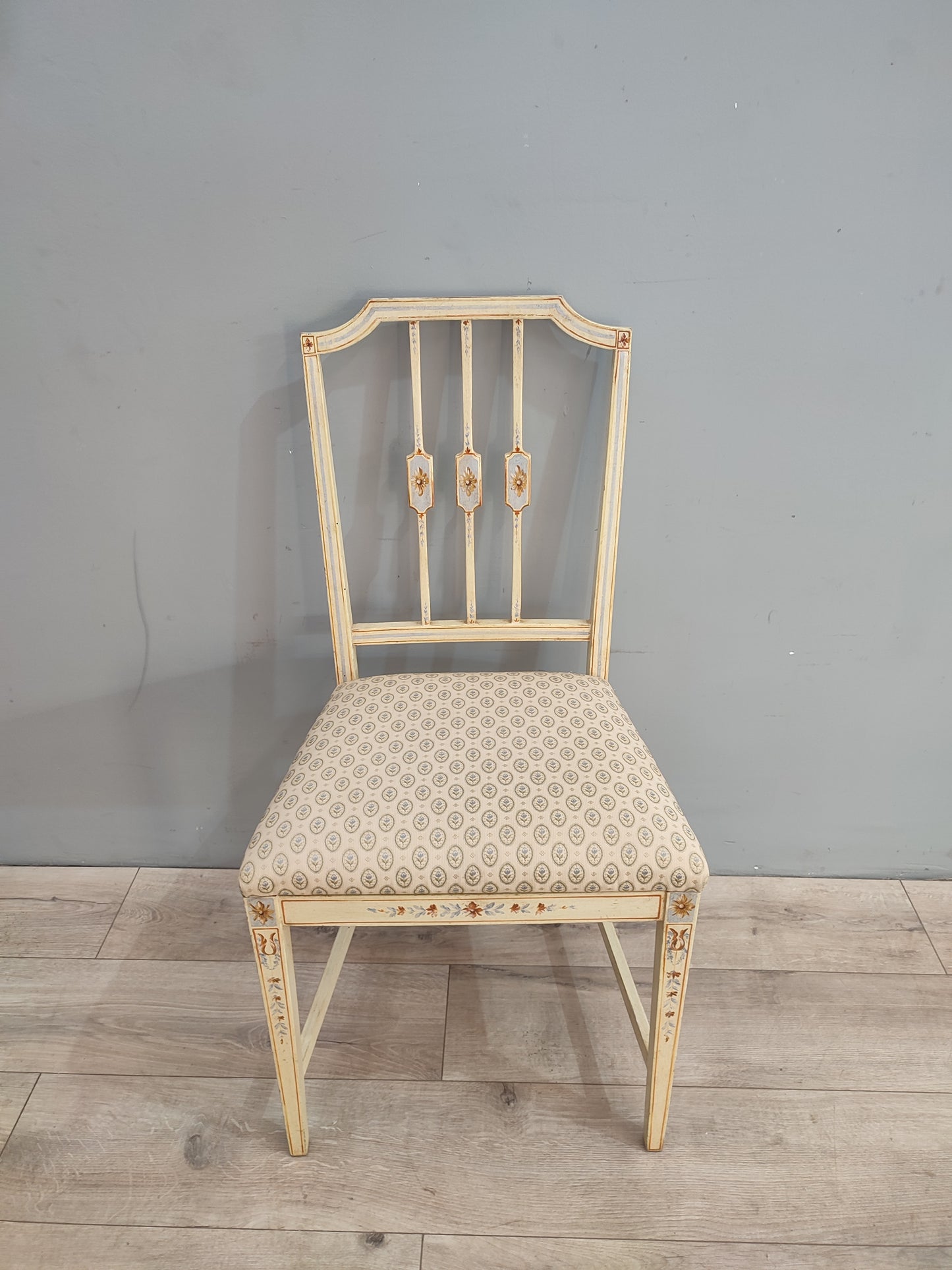 64088 Set n 4 sedie in legno e tessuto con decoro floreale