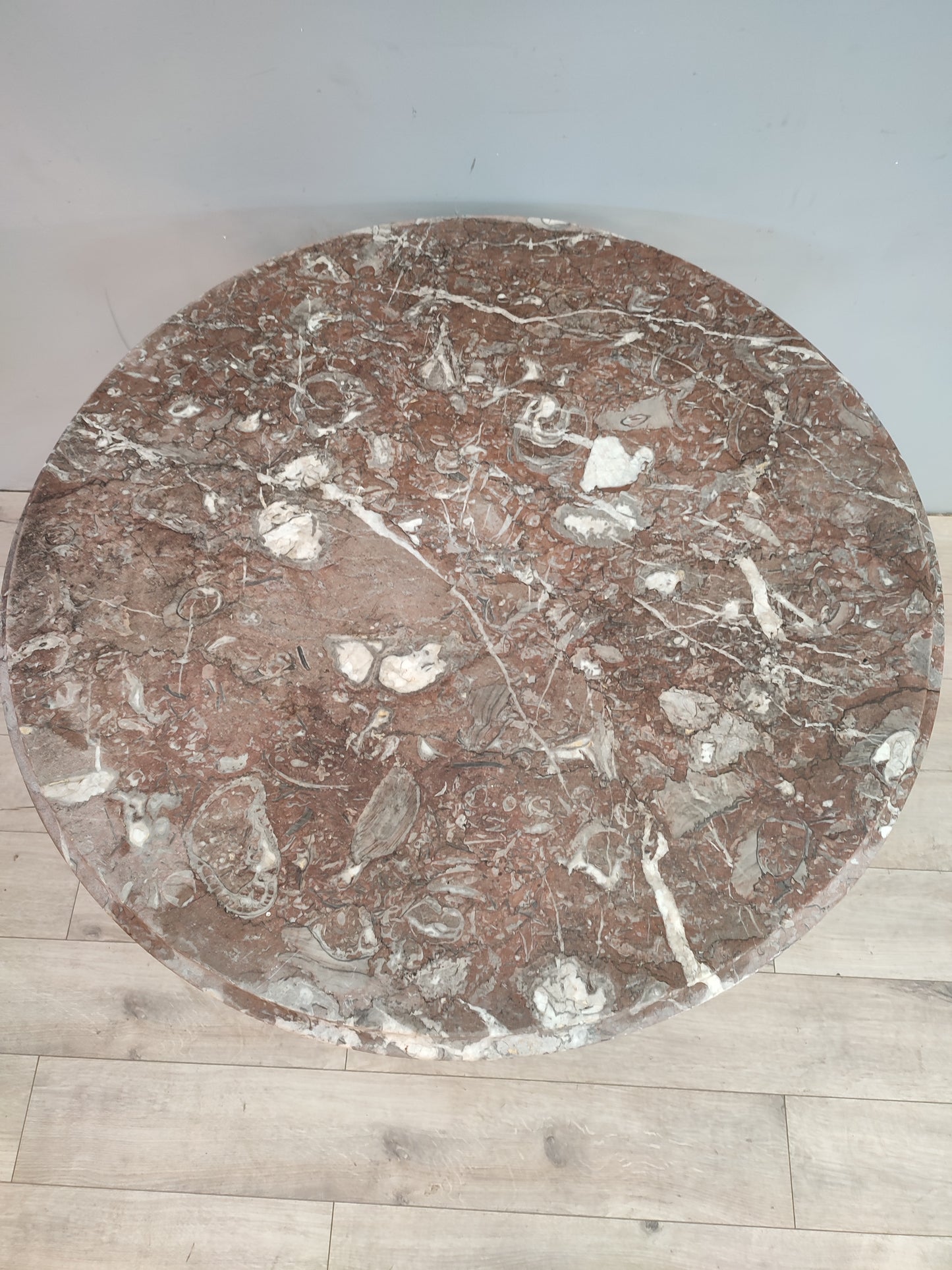 64117 Tavolo da esterno con base in ferro bianco e piano rotondo in marmo