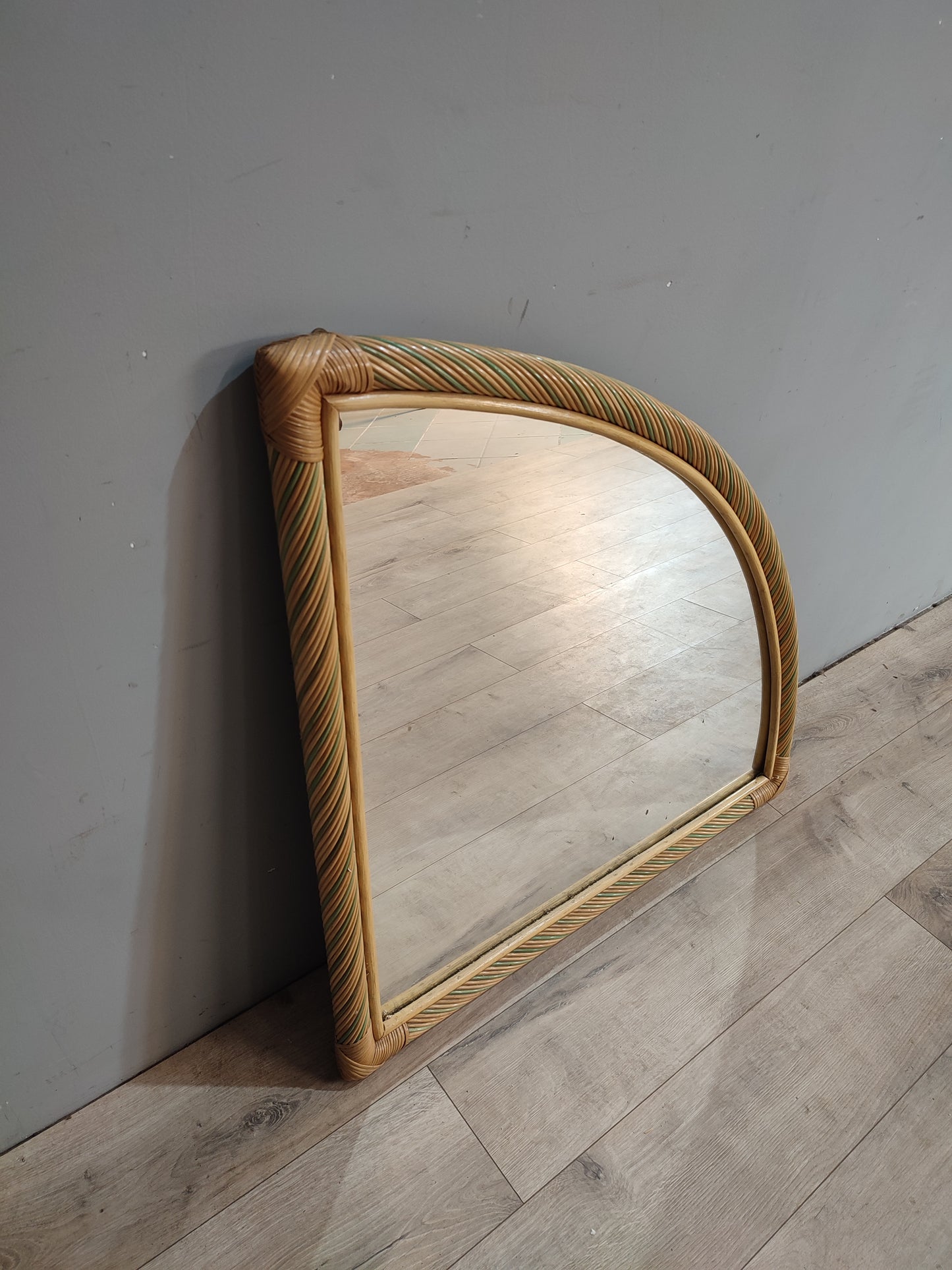 66685  Specchio triangolare in bambù colorato
