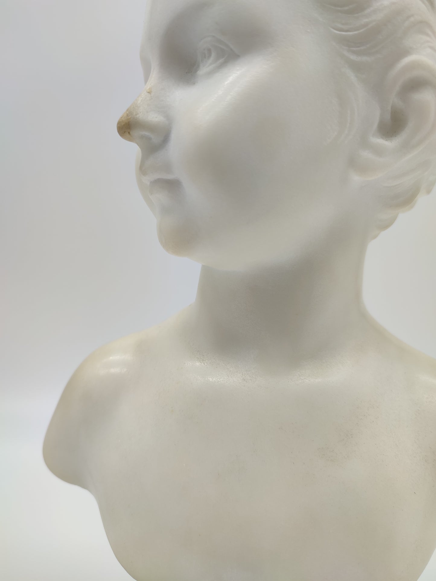 67973 Mezzo busto bambina in marmo con base in marmo nero