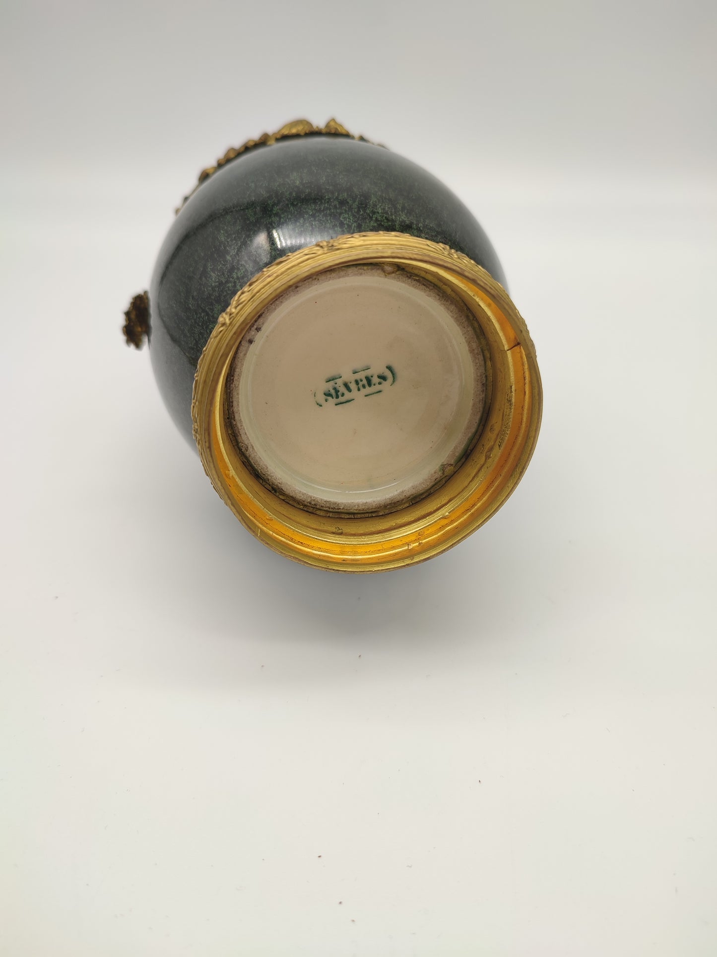 68408 Vaso in ceramica Sévres con inserti in metallo dorato
