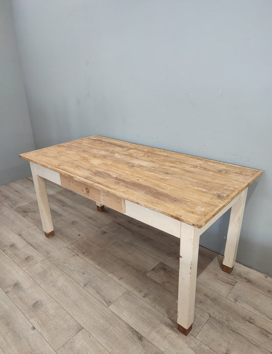 68874 Tavolo con base bianca e piano in legno grezzo
