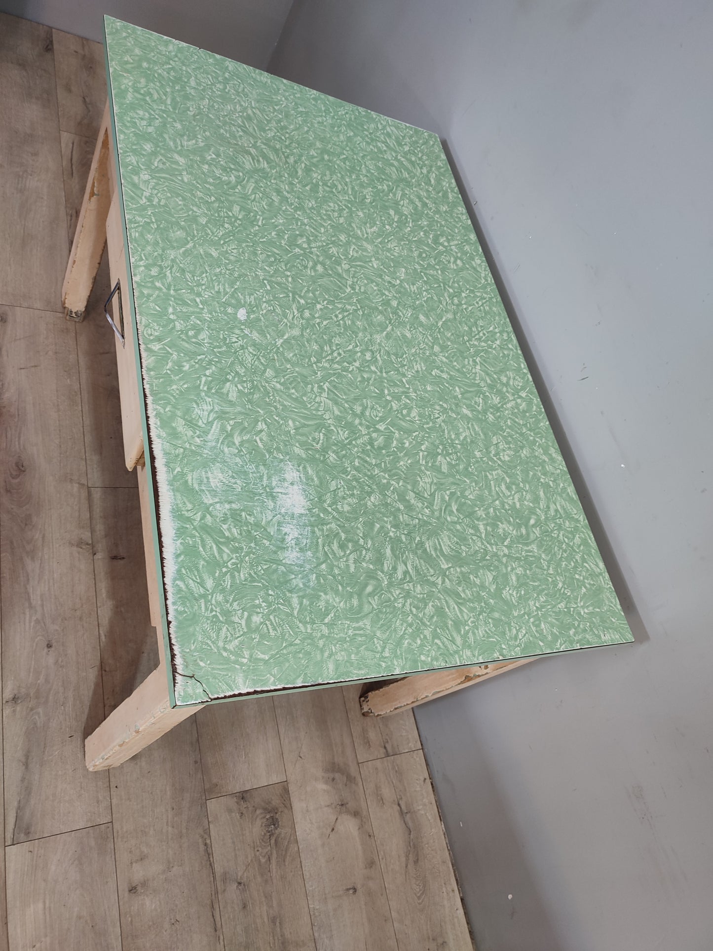 68871 Tavolo con base bianca e piano in formica verde