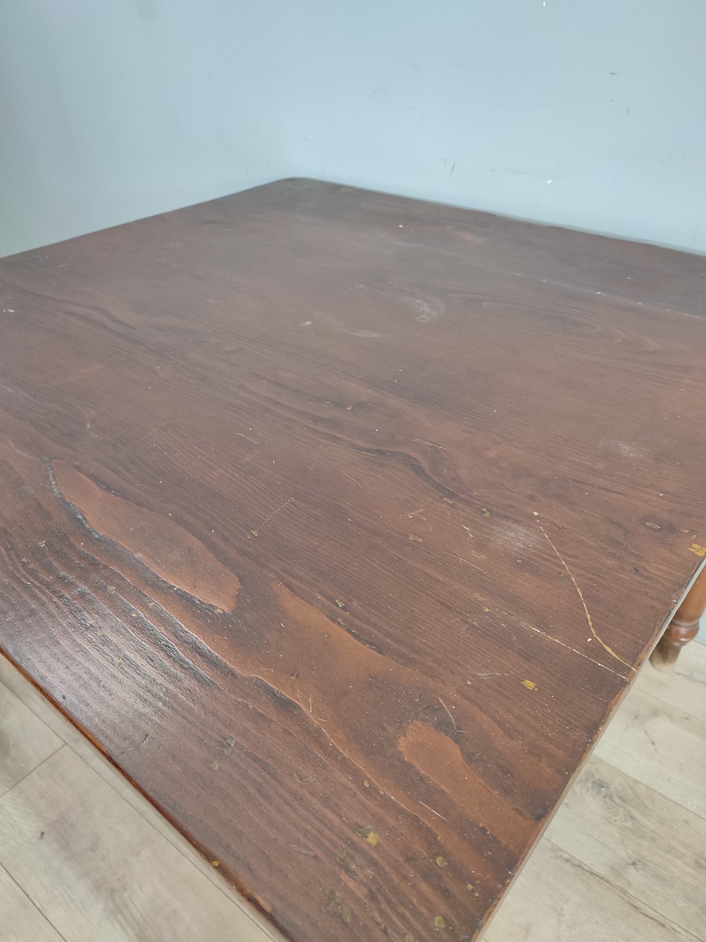 68873 Tavolo quadrato in legno marrone