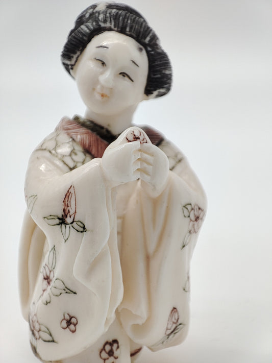 68918 Netsuke giapponese, donna con kimono