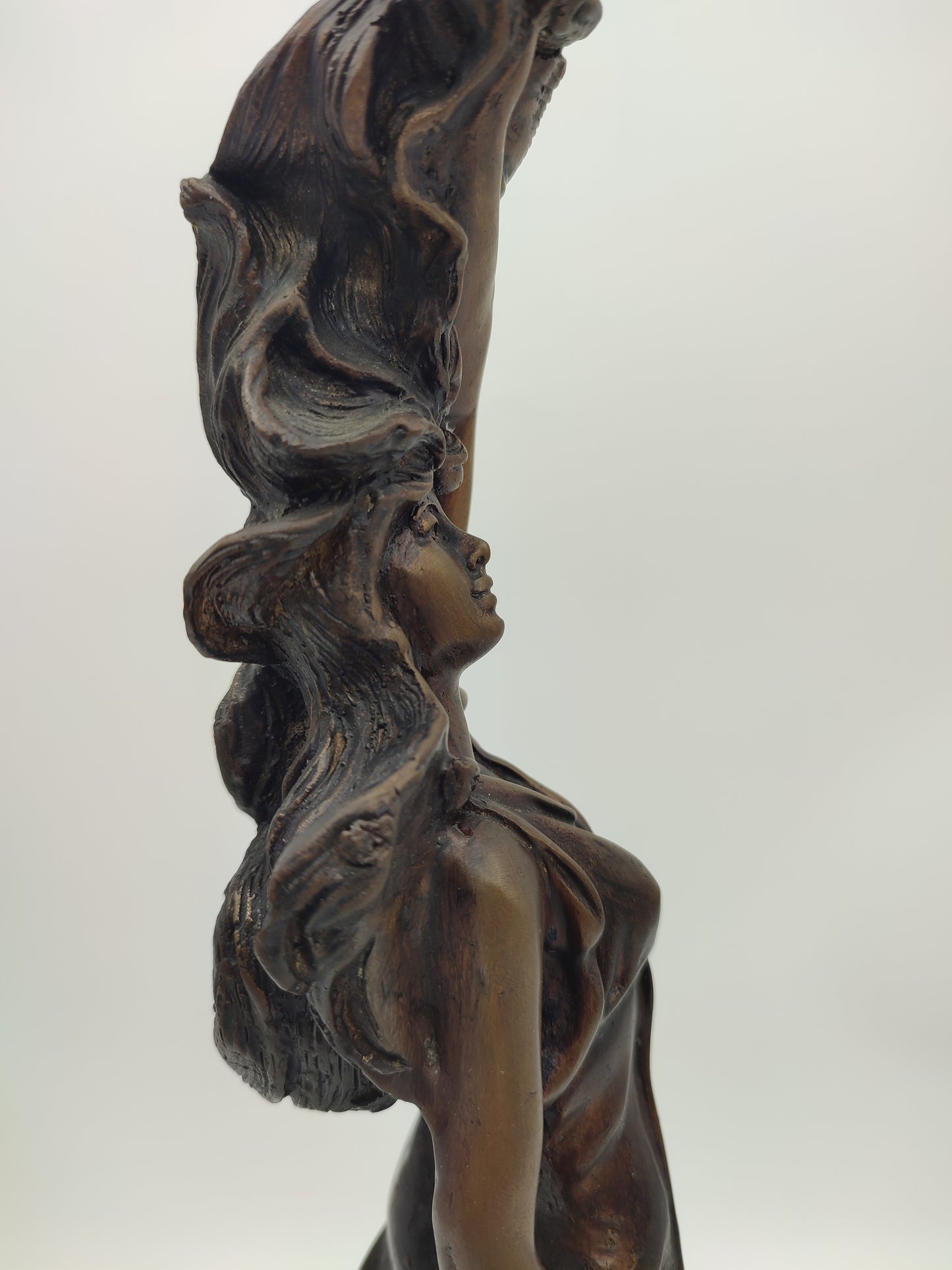 70899 Statua donna in bronzo Taurus