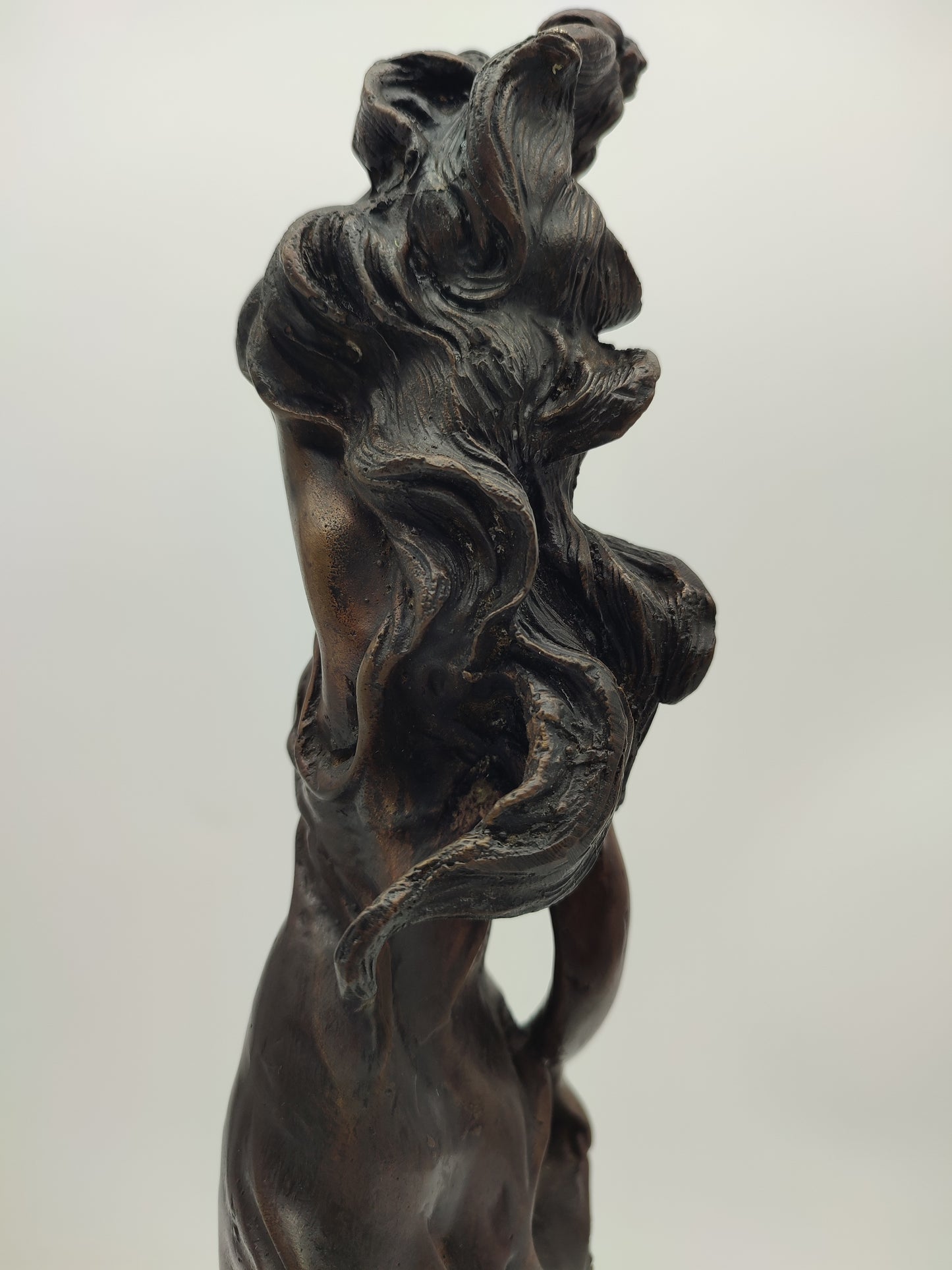 70899 Statua donna in bronzo Taurus