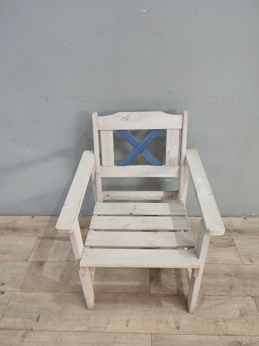 70942 Poltroncina in legno dipinta in bianco e azzurro