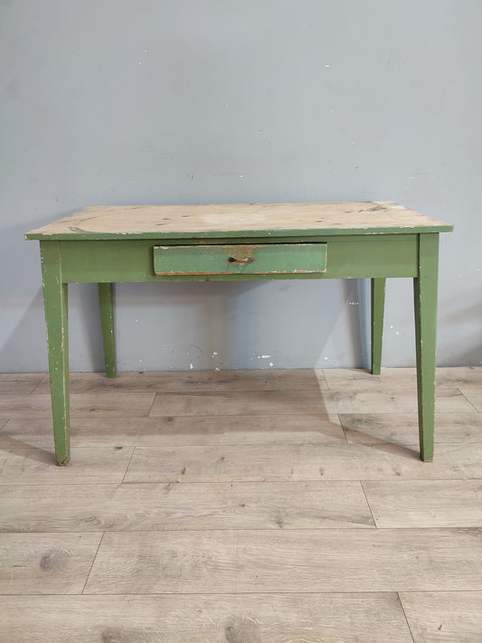 71284 Tavolo in legno con base verde e cassetto