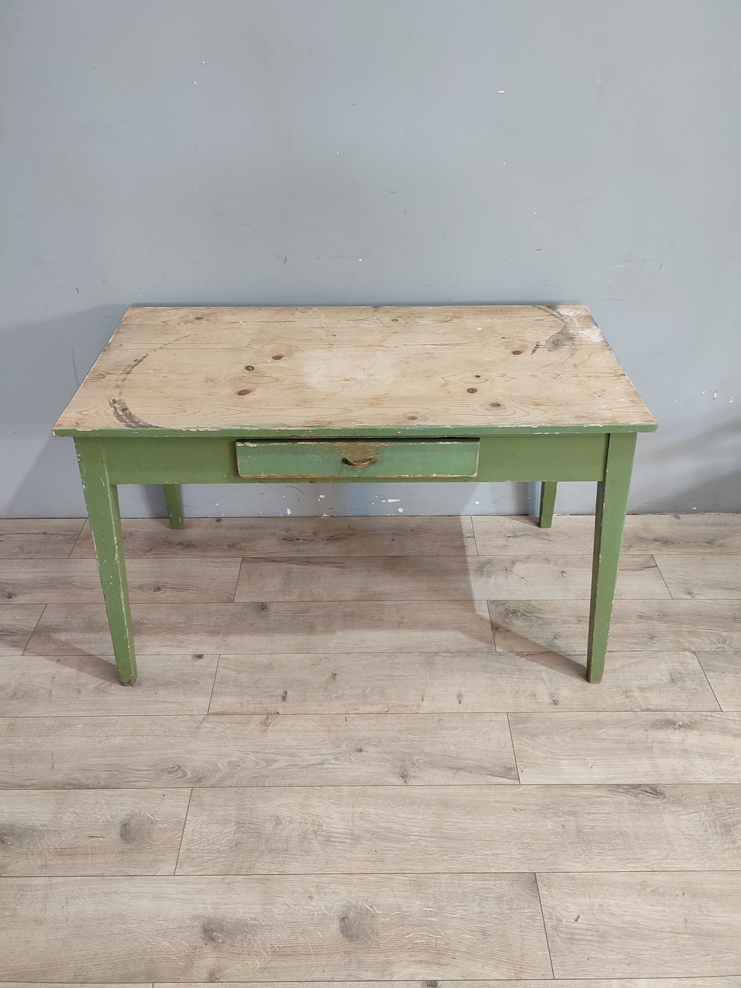 71284 Tavolo in legno con base verde e cassetto