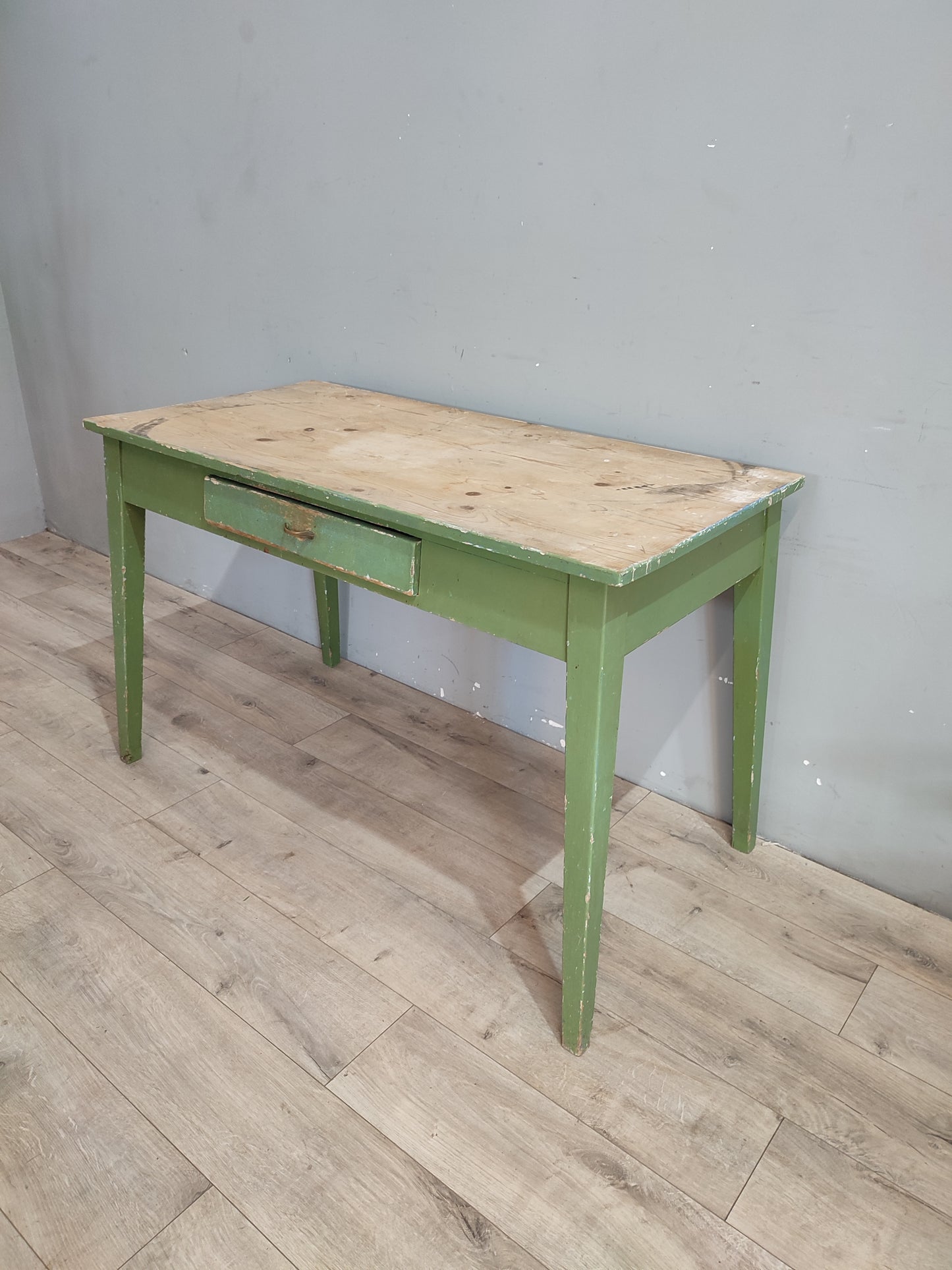 71284 Tavolo in legno con base verde e cassetto