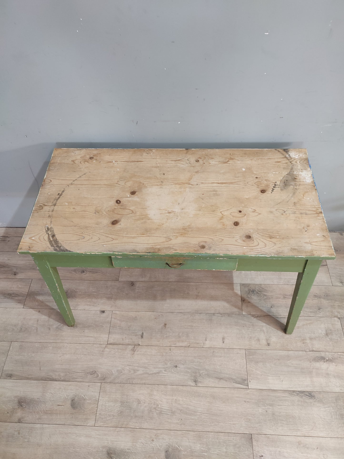 71284 Tavolo in legno con base verde e cassetto