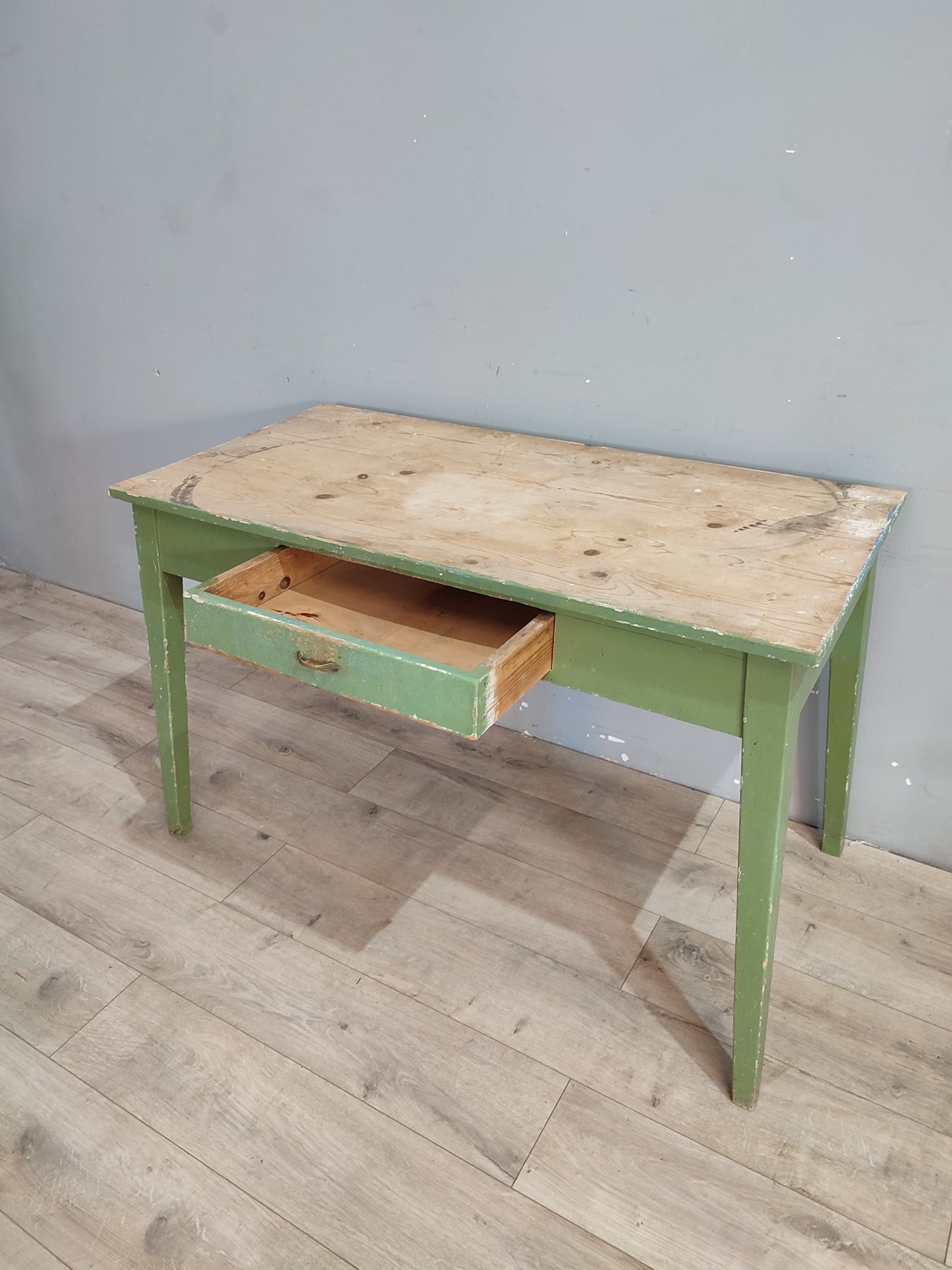 71284 Tavolo in legno con base verde e cassetto