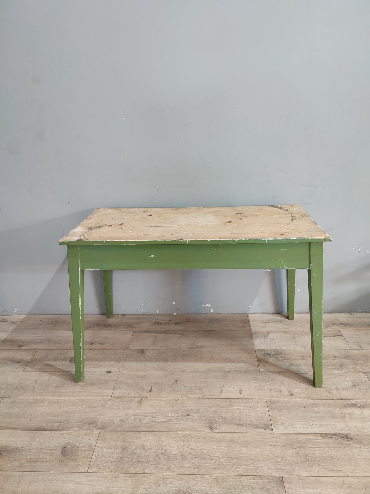 71284 Tavolo in legno con base verde e cassetto