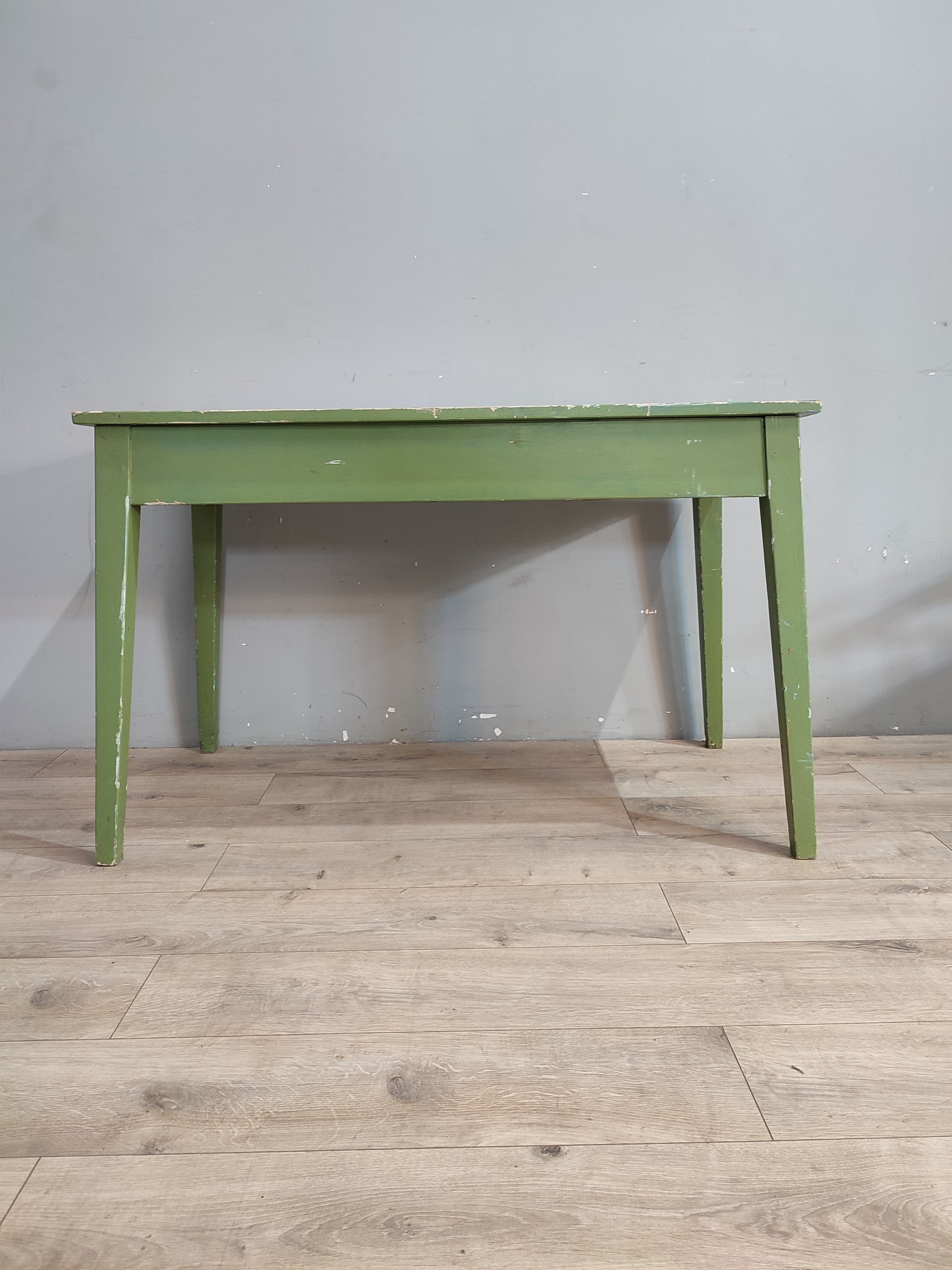 71284 Tavolo in legno con base verde e cassetto