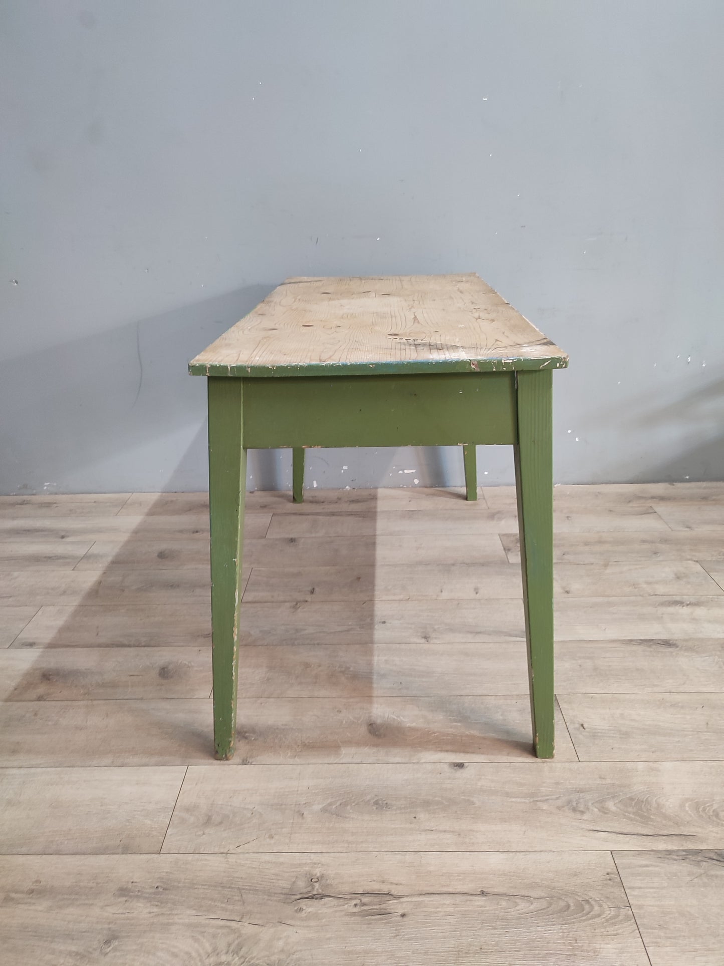 71284 Tavolo in legno con base verde e cassetto