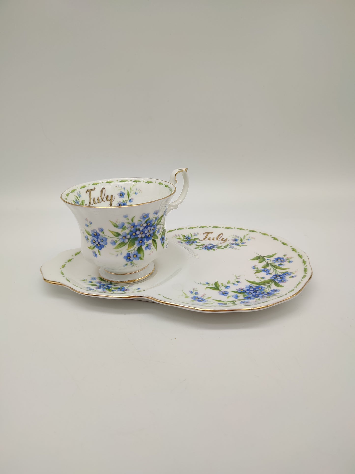 65786 Tazza da tè Royal Albert 'Flower of the month' con piattino da biscotti