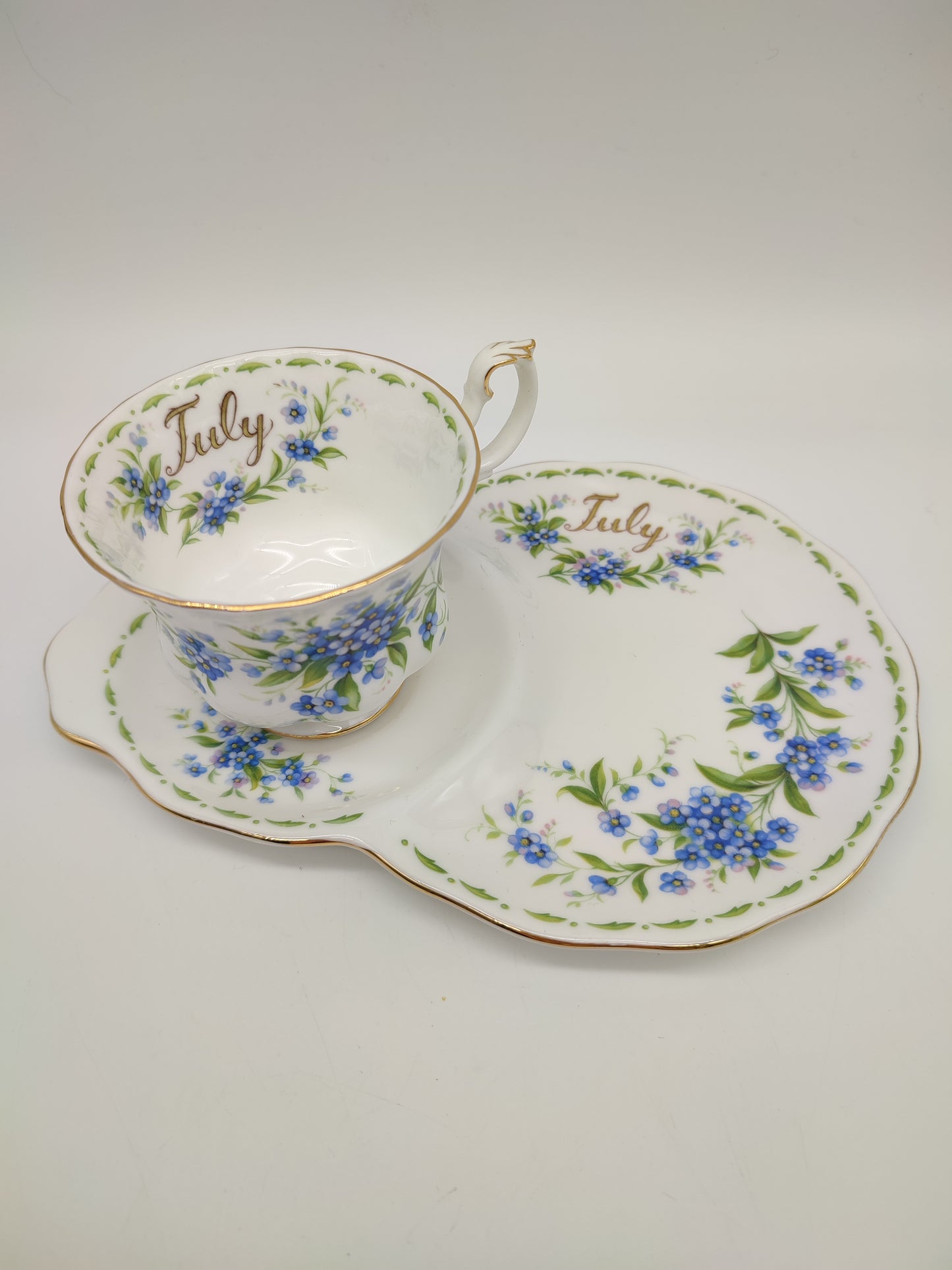 65786 Tazza da tè Royal Albert 'Flower of the month' con piattino da biscotti