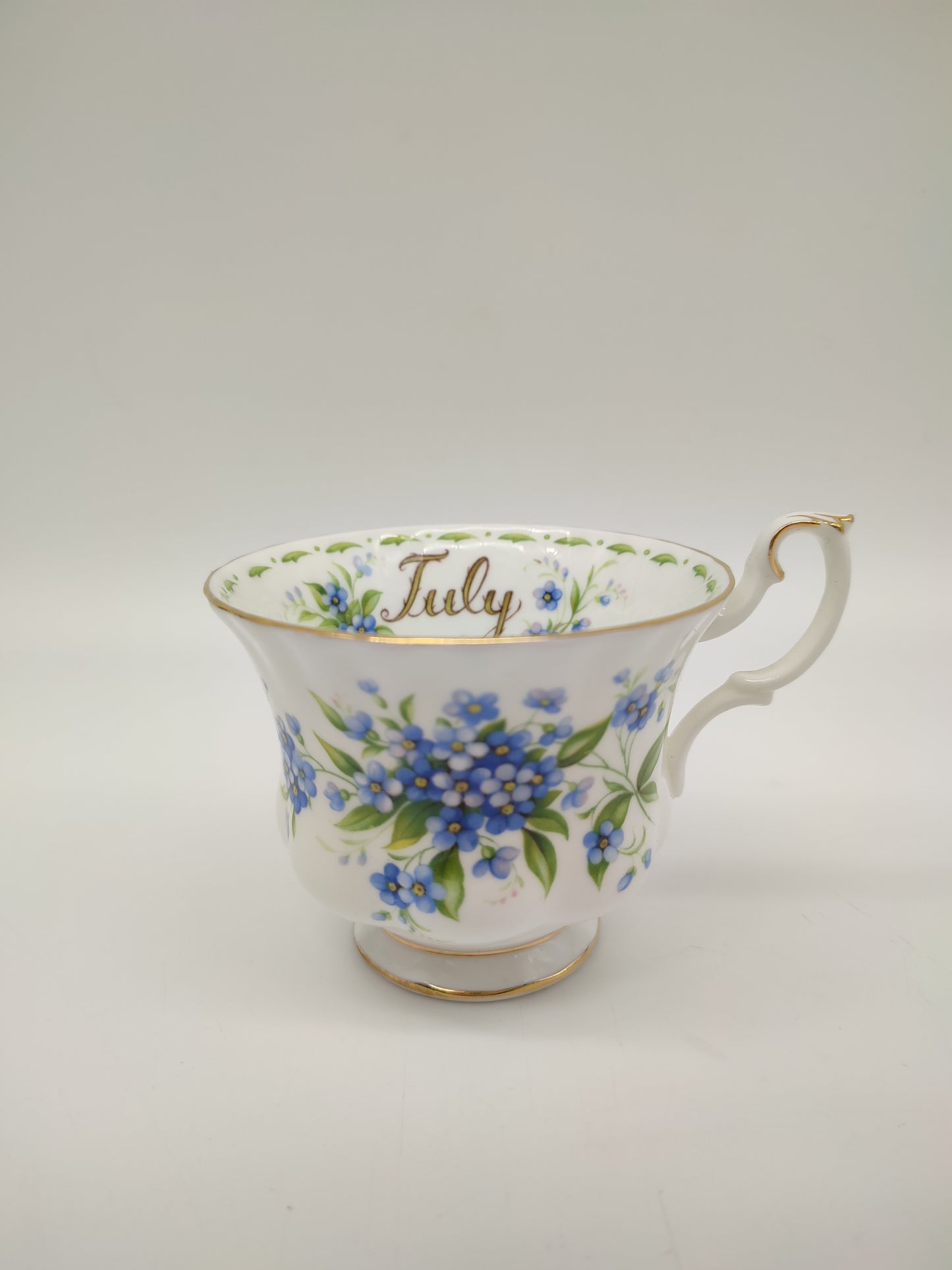 65786 Tazza da tè Royal Albert 'Flower of the month' con piattino da biscotti