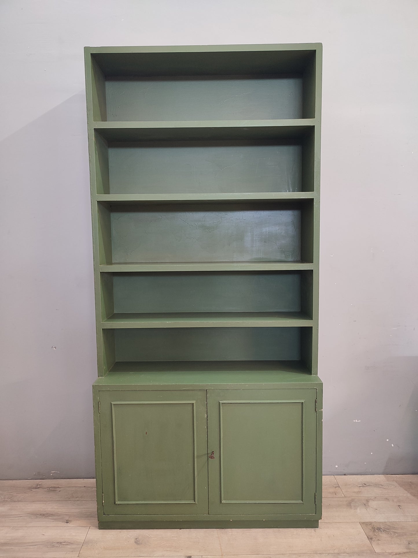 72586 Libreria verde in legno con sportelli