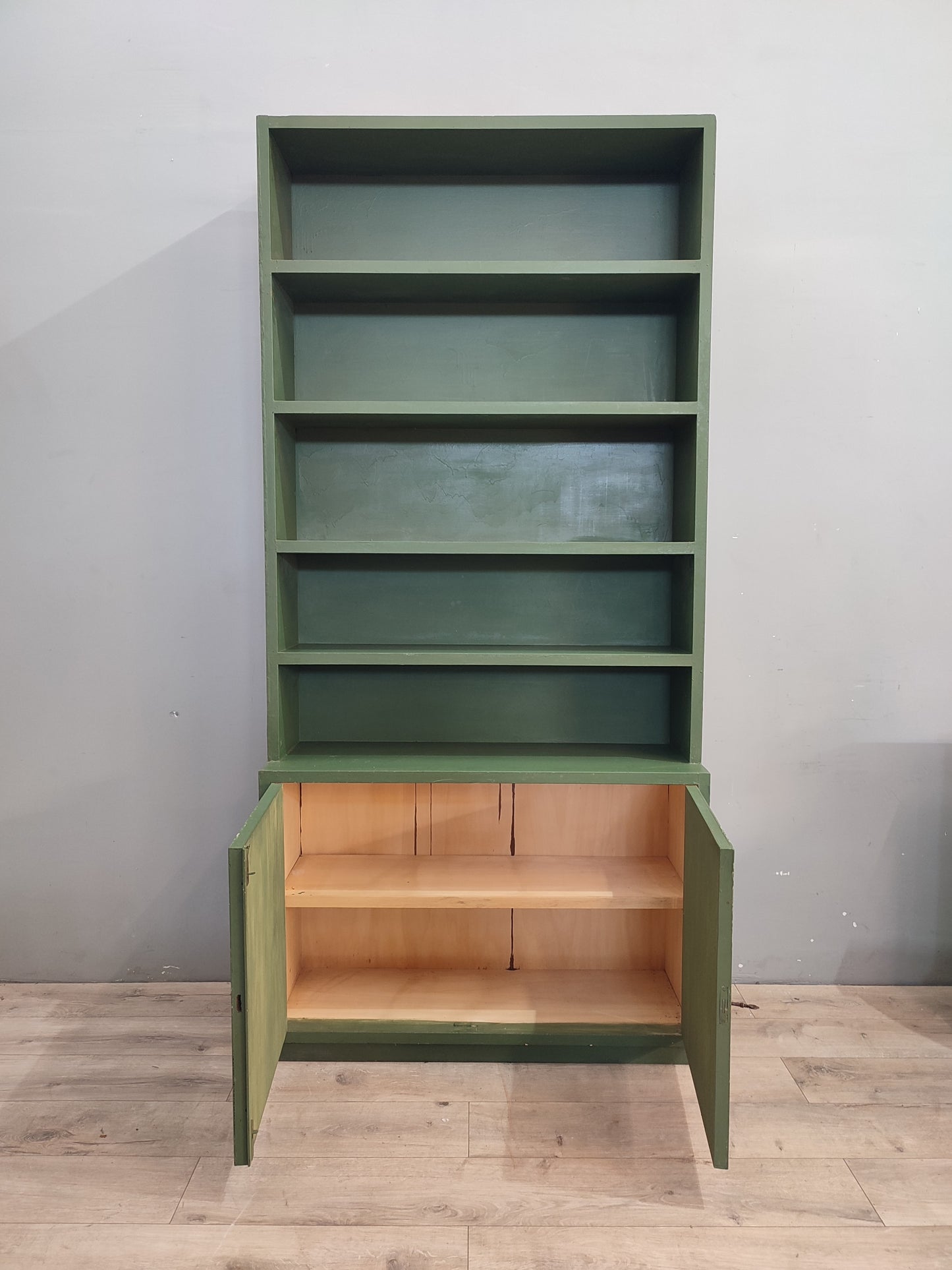 72586 Libreria verde in legno con sportelli