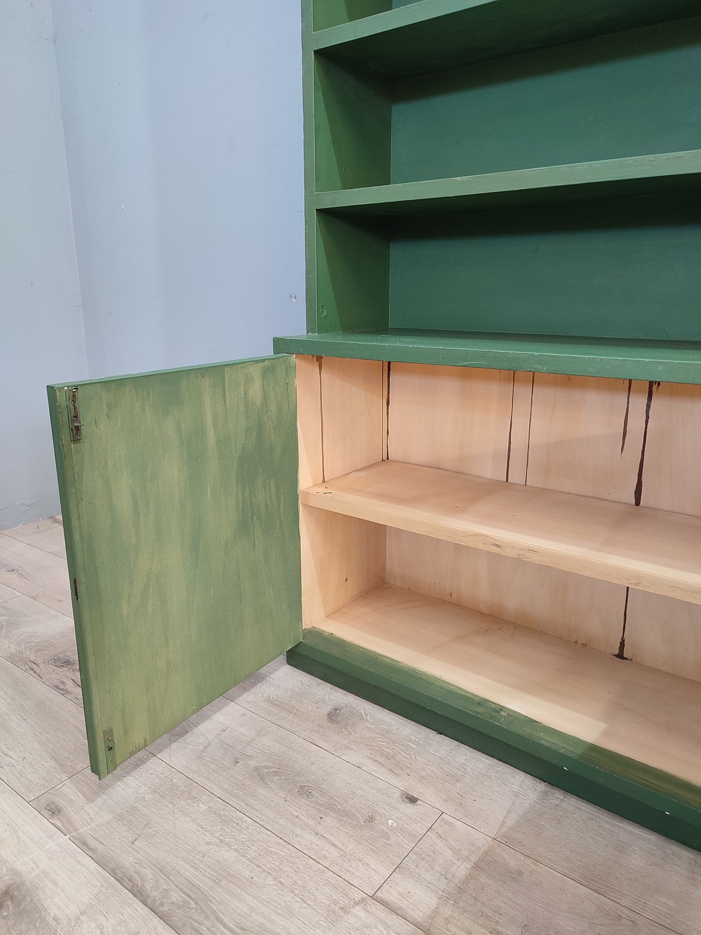 72586 Libreria verde in legno con sportelli