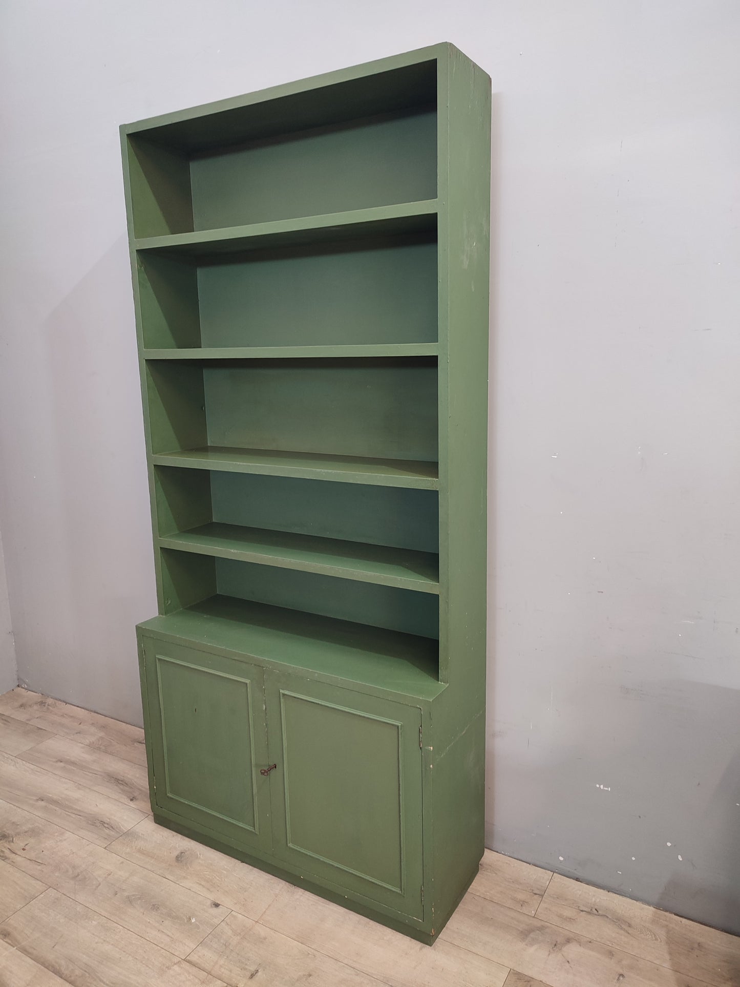 72586 Libreria verde in legno con sportelli