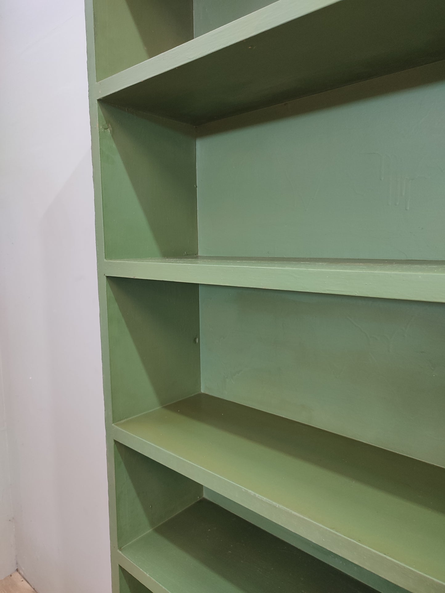 72586 Libreria verde in legno con sportelli