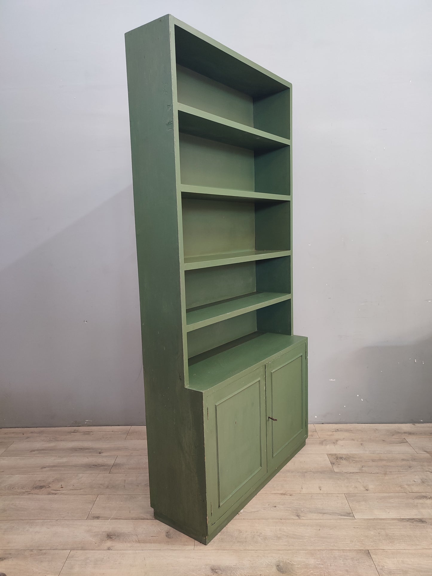 72586 Libreria verde in legno con sportelli