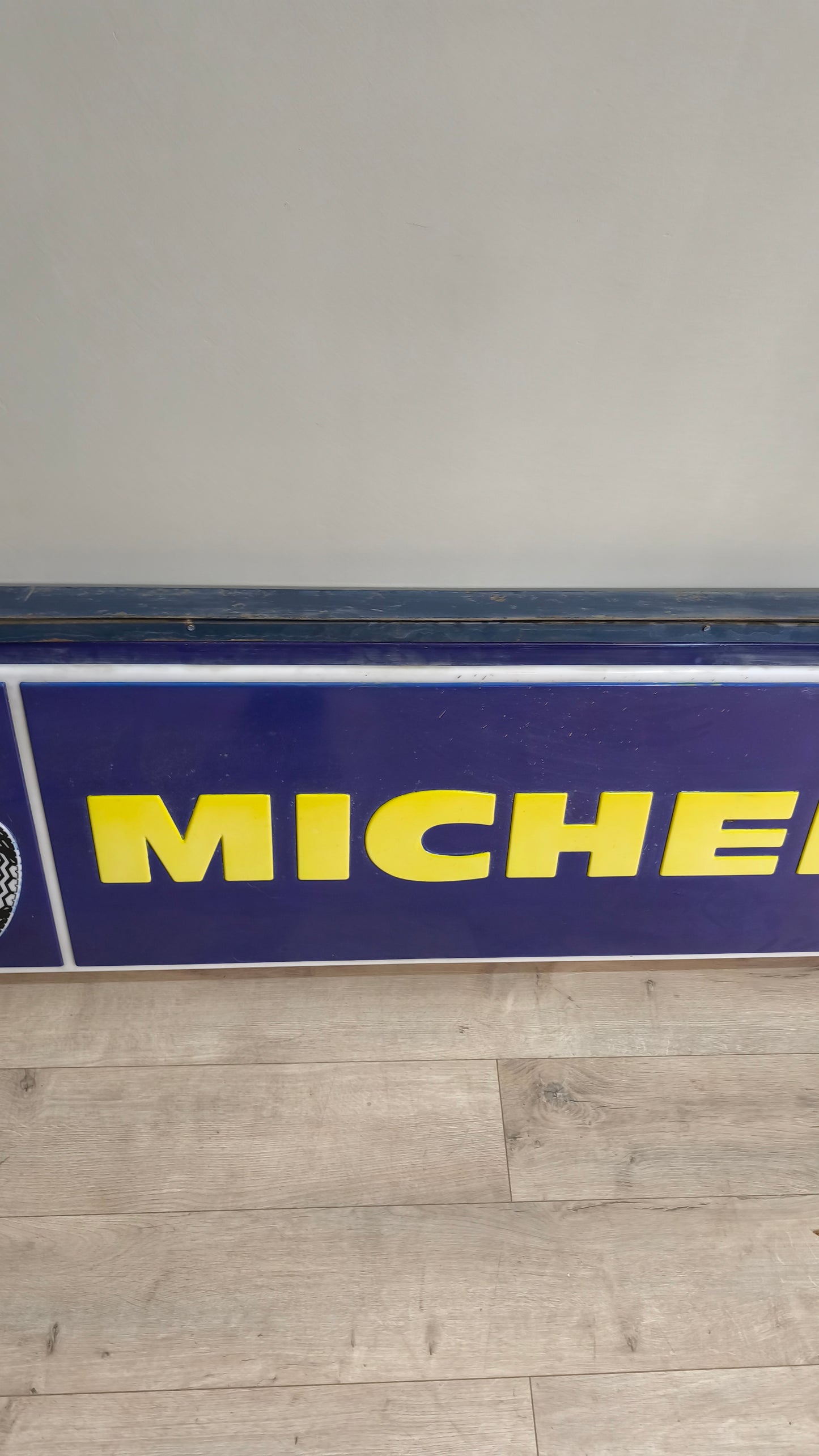 76105 Insegna pubblicitaria luminosa Michelin, anni '70