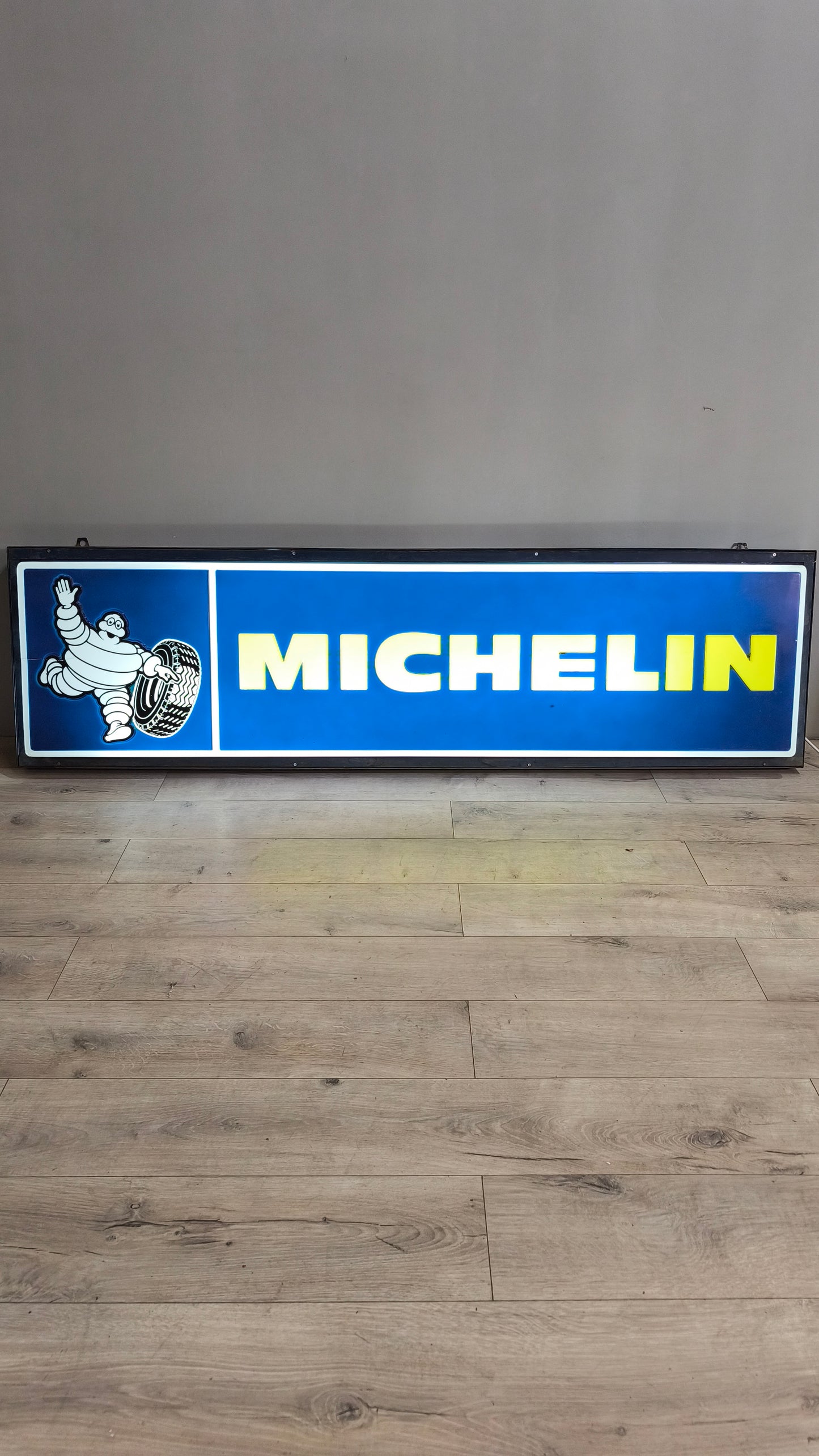 76105 Insegna pubblicitaria luminosa Michelin, anni '70