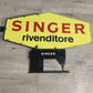 76009 Insegna vintage Singer con piccola macchina da cucire nera