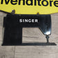 76009 Insegna vintage Singer con piccola macchina da cucire nera