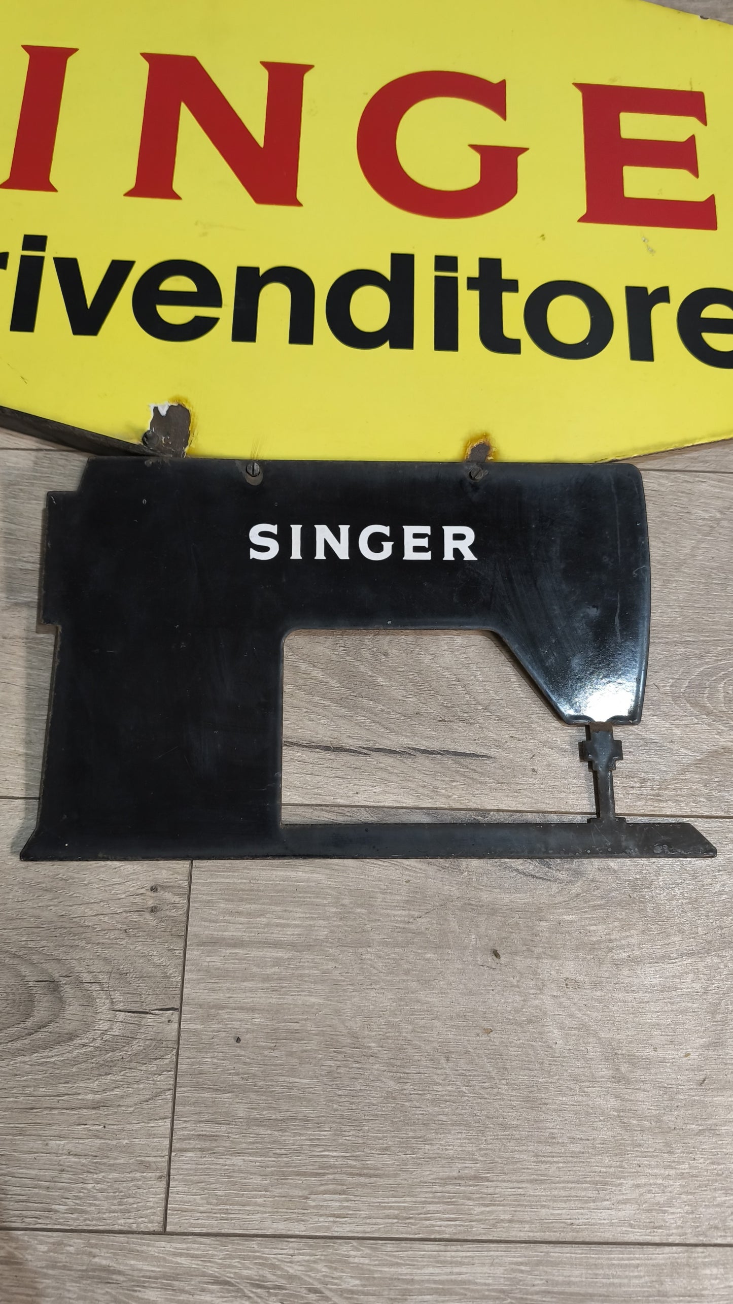 76009 Insegna vintage Singer con piccola macchina da cucire nera