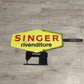 76009 Insegna vintage Singer con piccola macchina da cucire nera