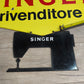 76009 Insegna vintage Singer con piccola macchina da cucire nera