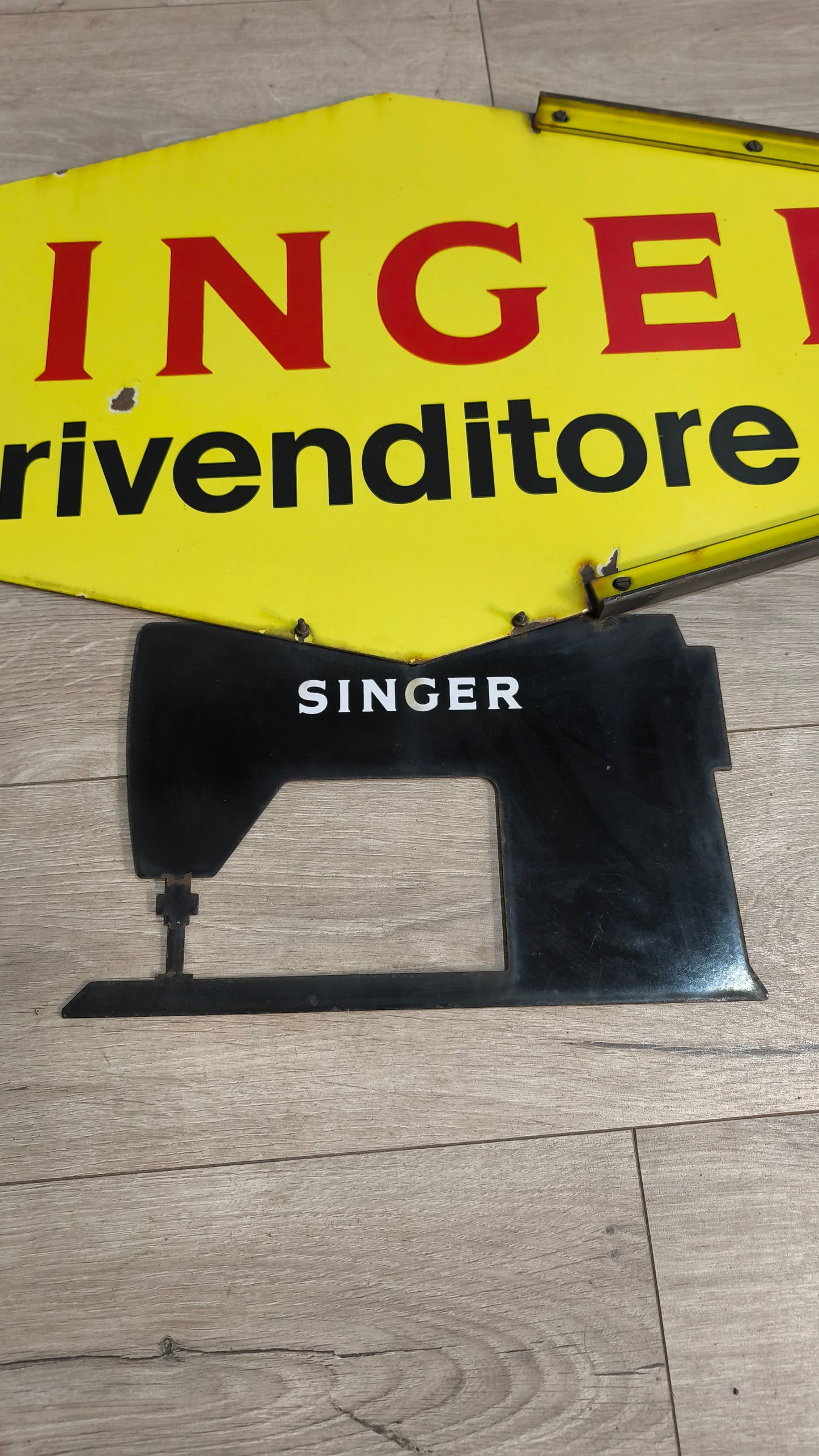 76009 Insegna vintage Singer con piccola macchina da cucire nera