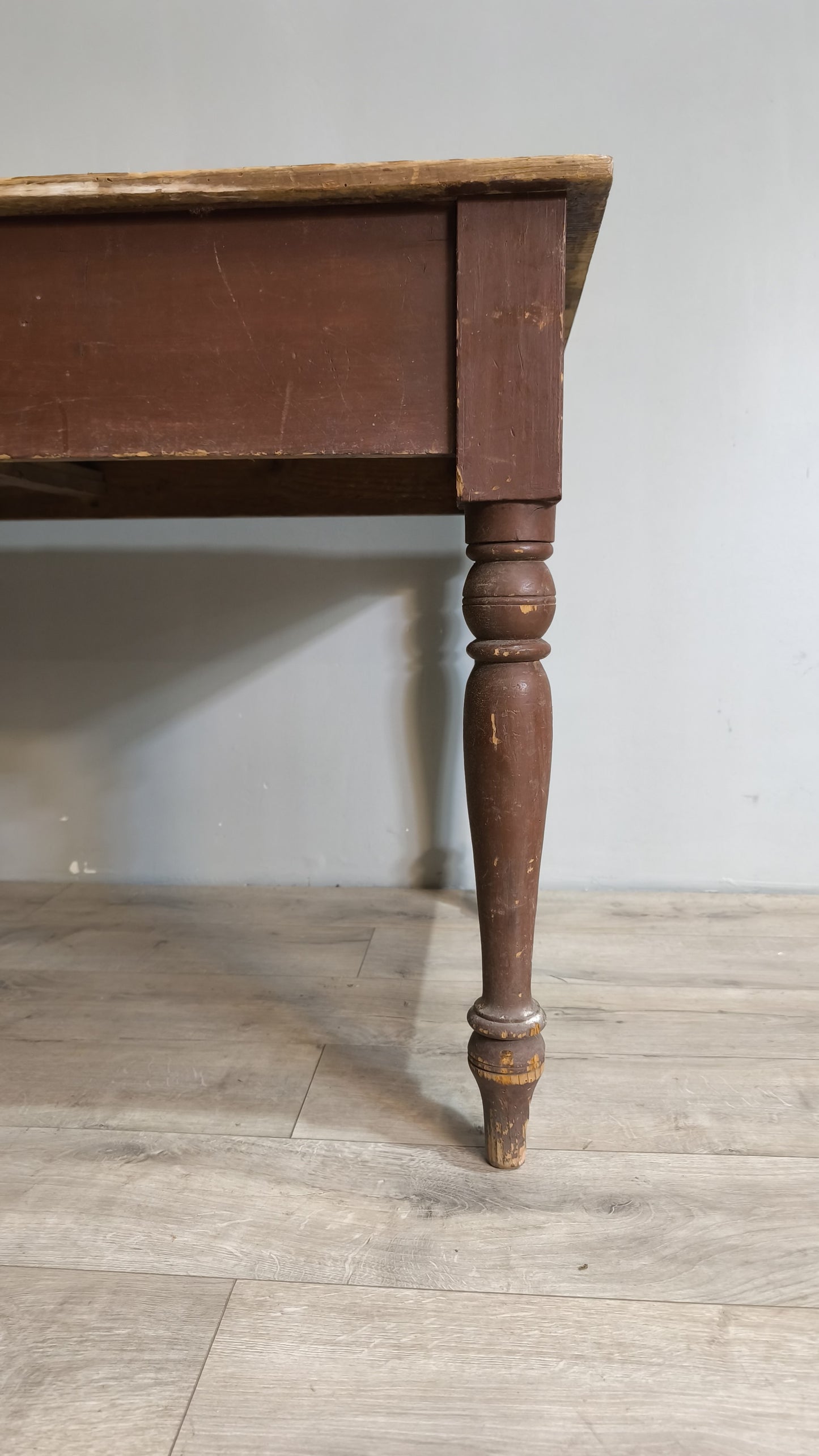 76889 Tavolo in legno con piano grezzo e base marrone