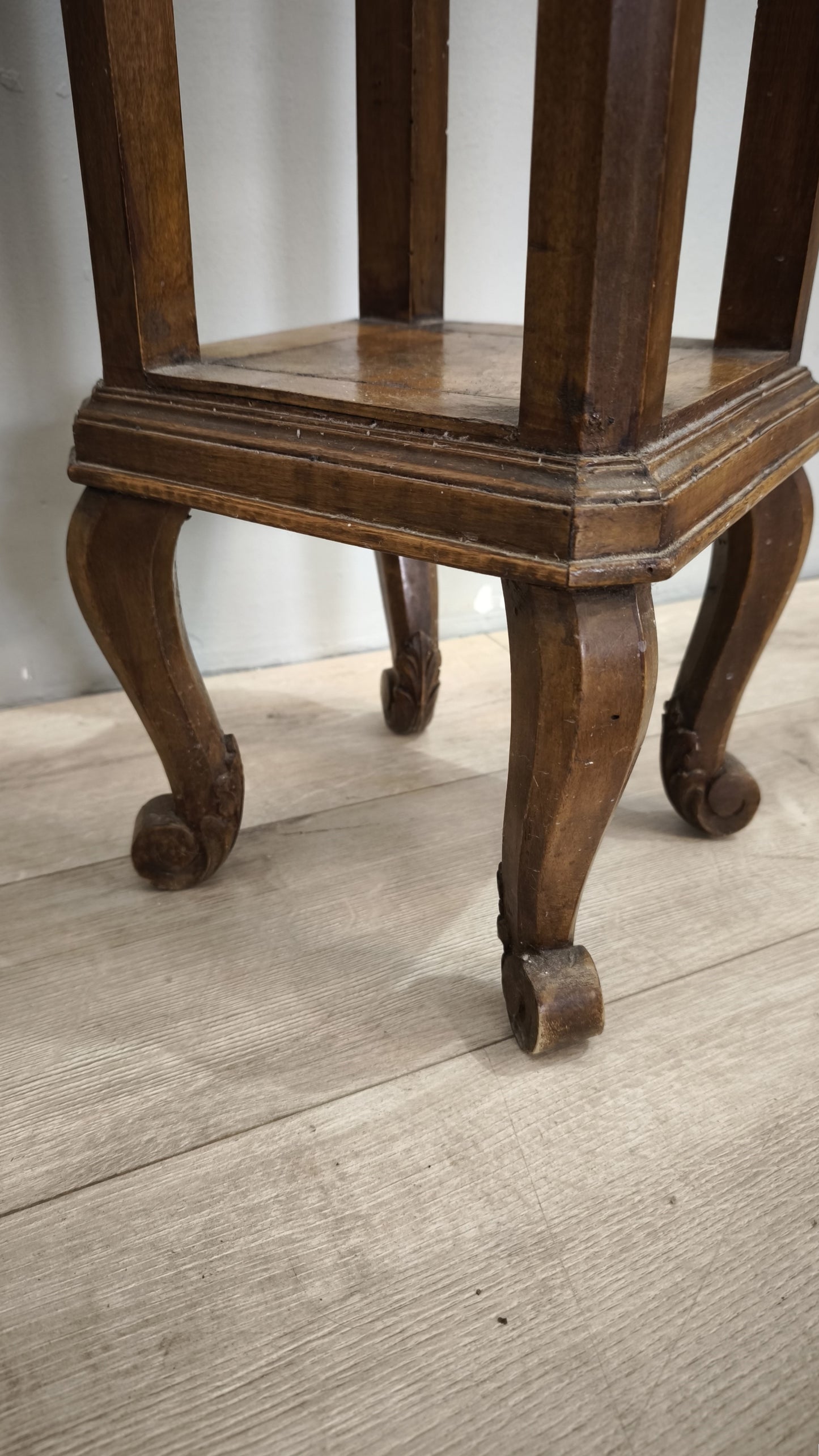79084 Alzata in legno con piano in marmo grigio