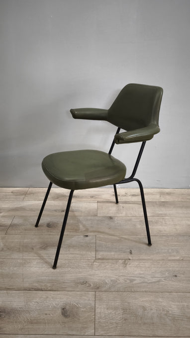79338 Poltroncina vintage con braccioli in sky verde