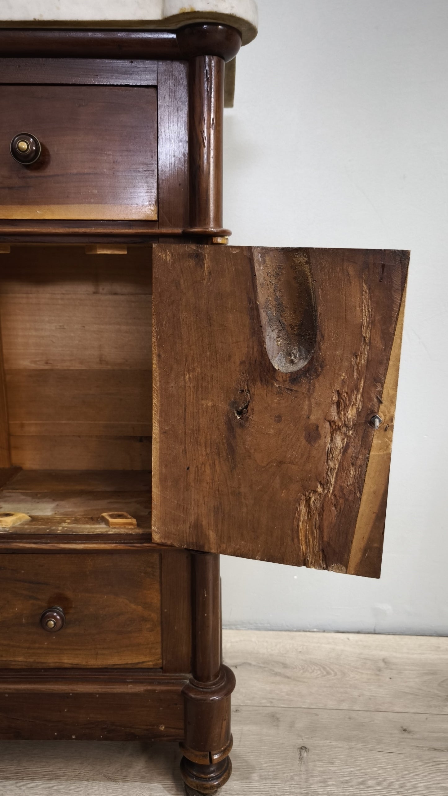 79355 Coppia di comodini in legno con piano in marmo bianco