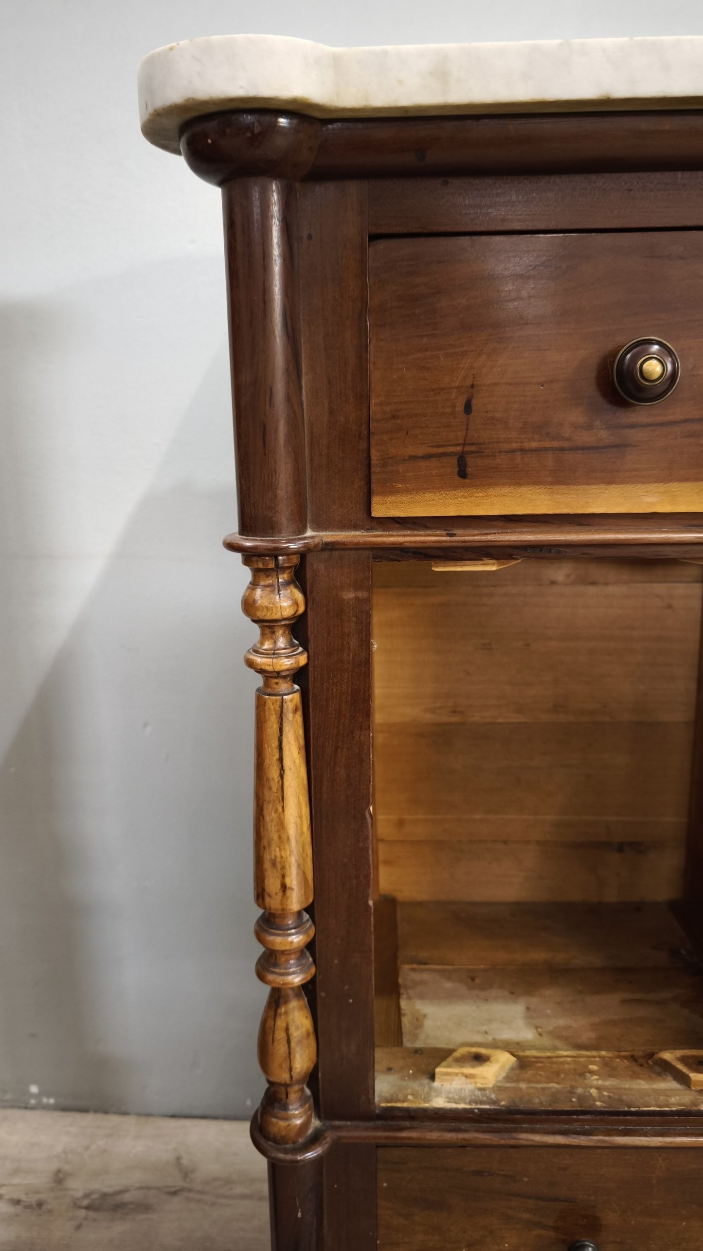 79355 Coppia di comodini in legno con piano in marmo bianco