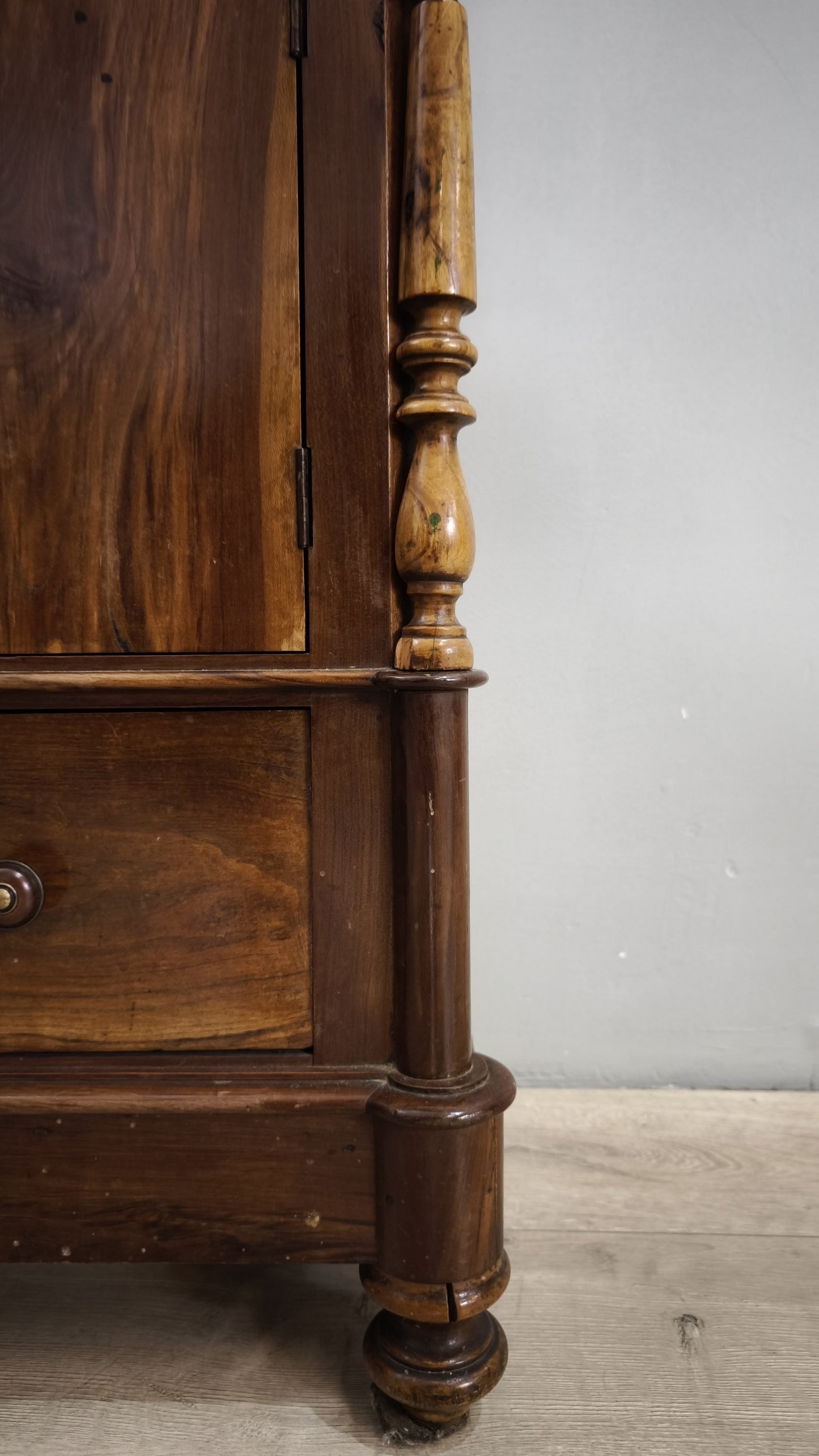79355 Coppia di comodini in legno con piano in marmo bianco