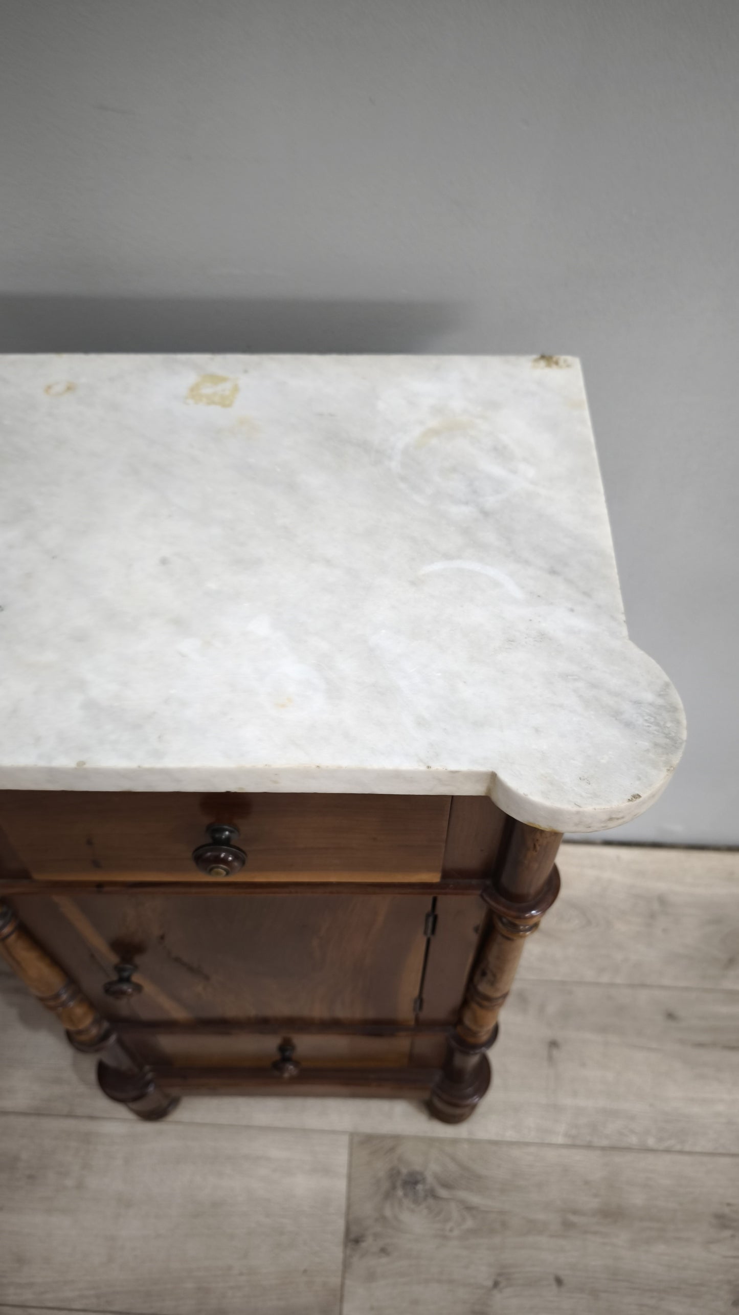 79355 Coppia di comodini in legno con piano in marmo bianco