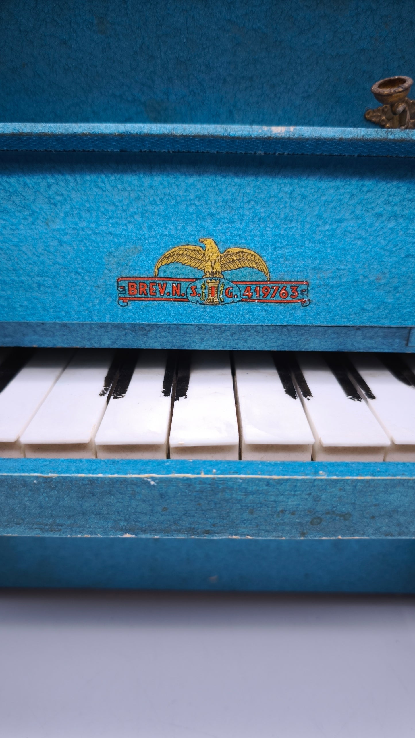 78999 Piccolo pianoforte in legno