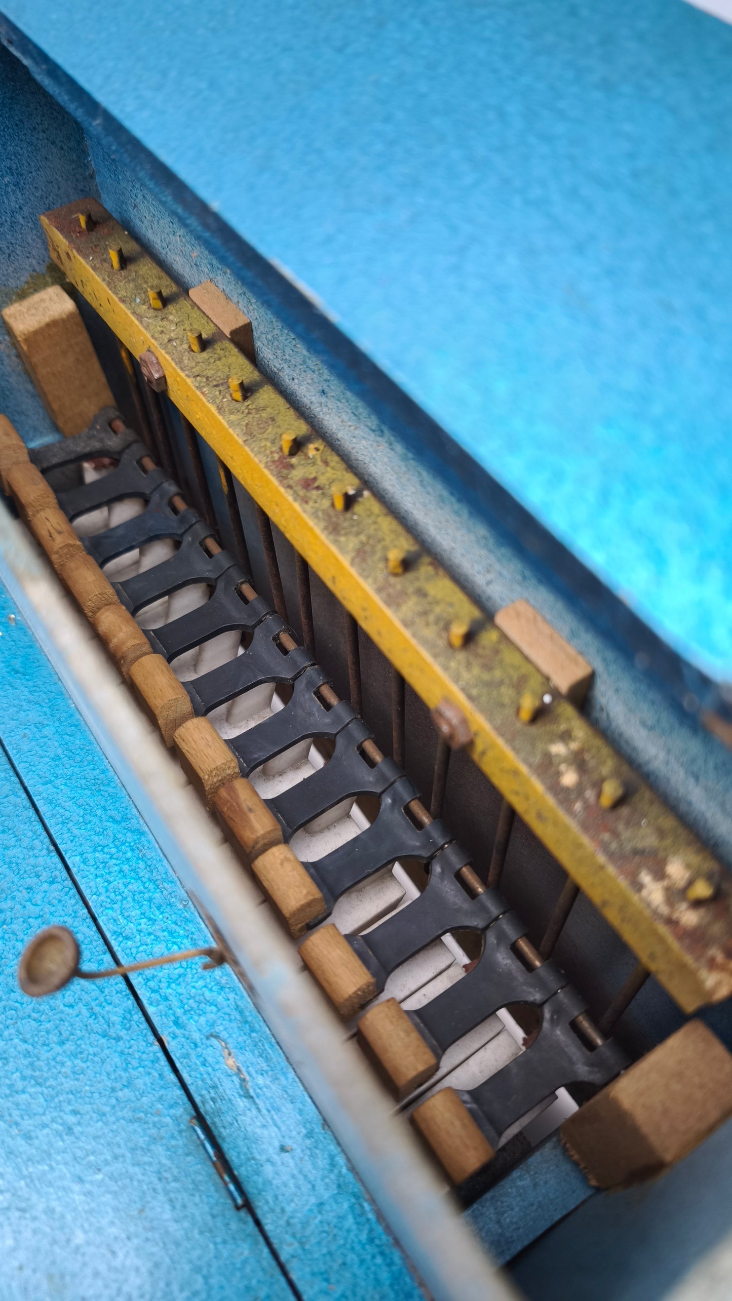 78999 Piccolo pianoforte in legno