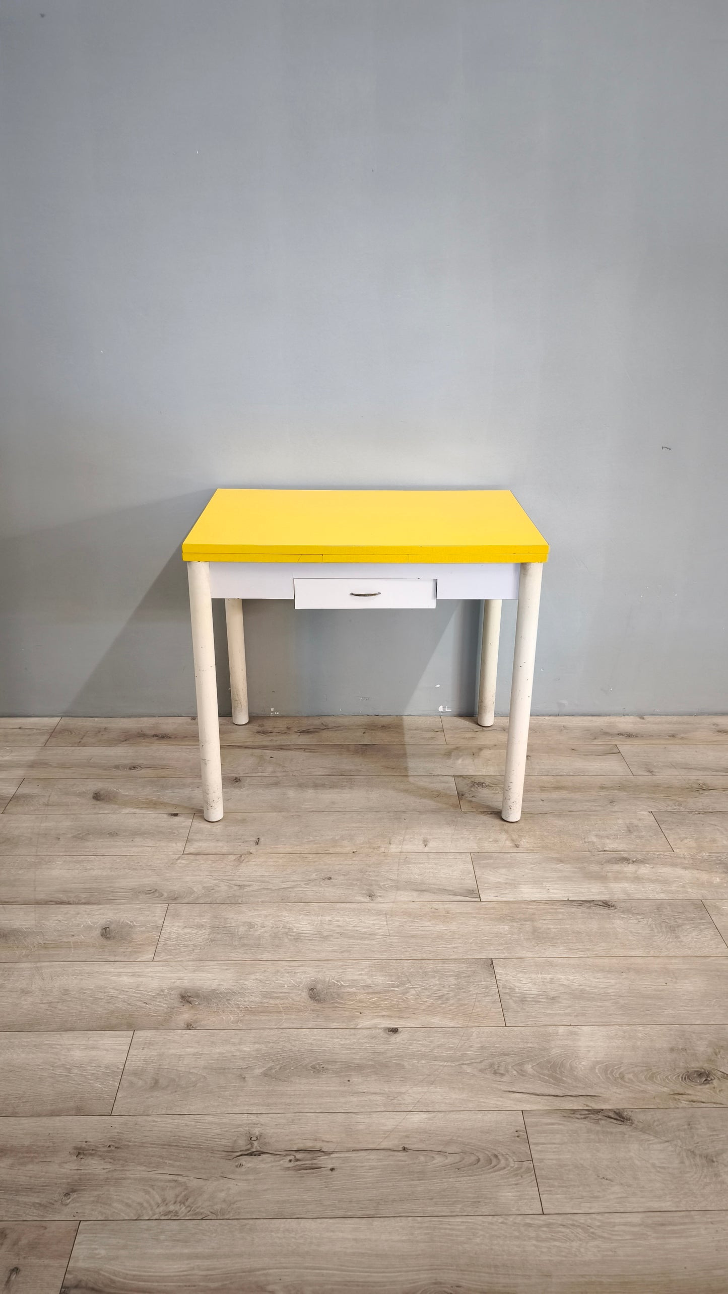 79803 Tavolo allungabile con base bianca e piano giallo