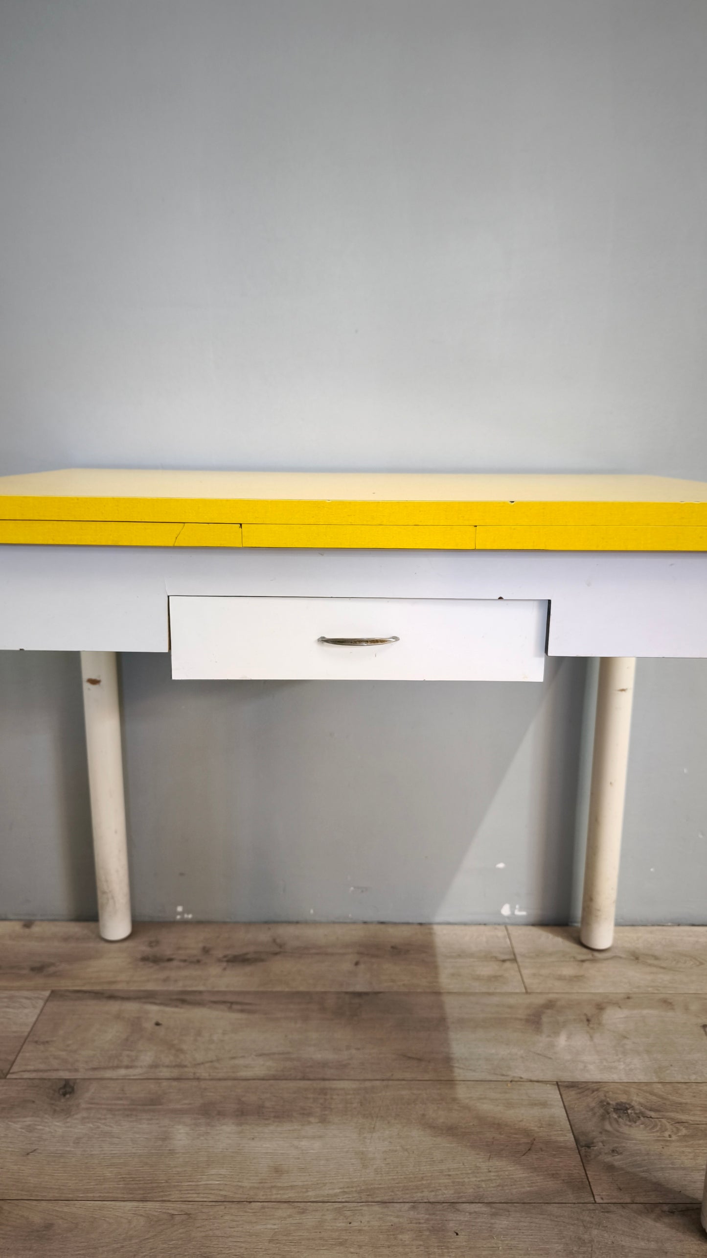 79803 Tavolo allungabile con base bianca e piano giallo